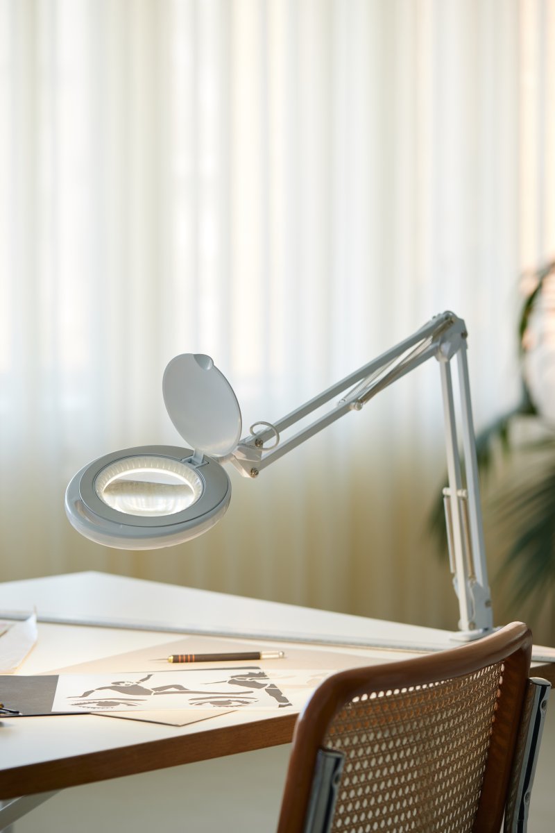 Magni Archi Blanc lampe à pince De Halo Design - Magni est une lampe de bureau pratique que vous pouvez facilement fixer au bord de la table à l'aide de la pince.