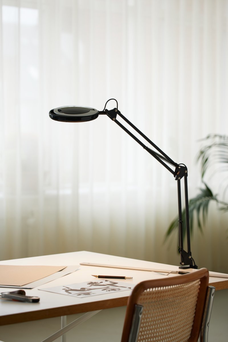Magni Archi Noir lampe à pince De Halo Design - Magni est une lampe de bureau pratique que vous pouvez facilement fixer au bord de la table &agrave; l&#39;aide de la pince.