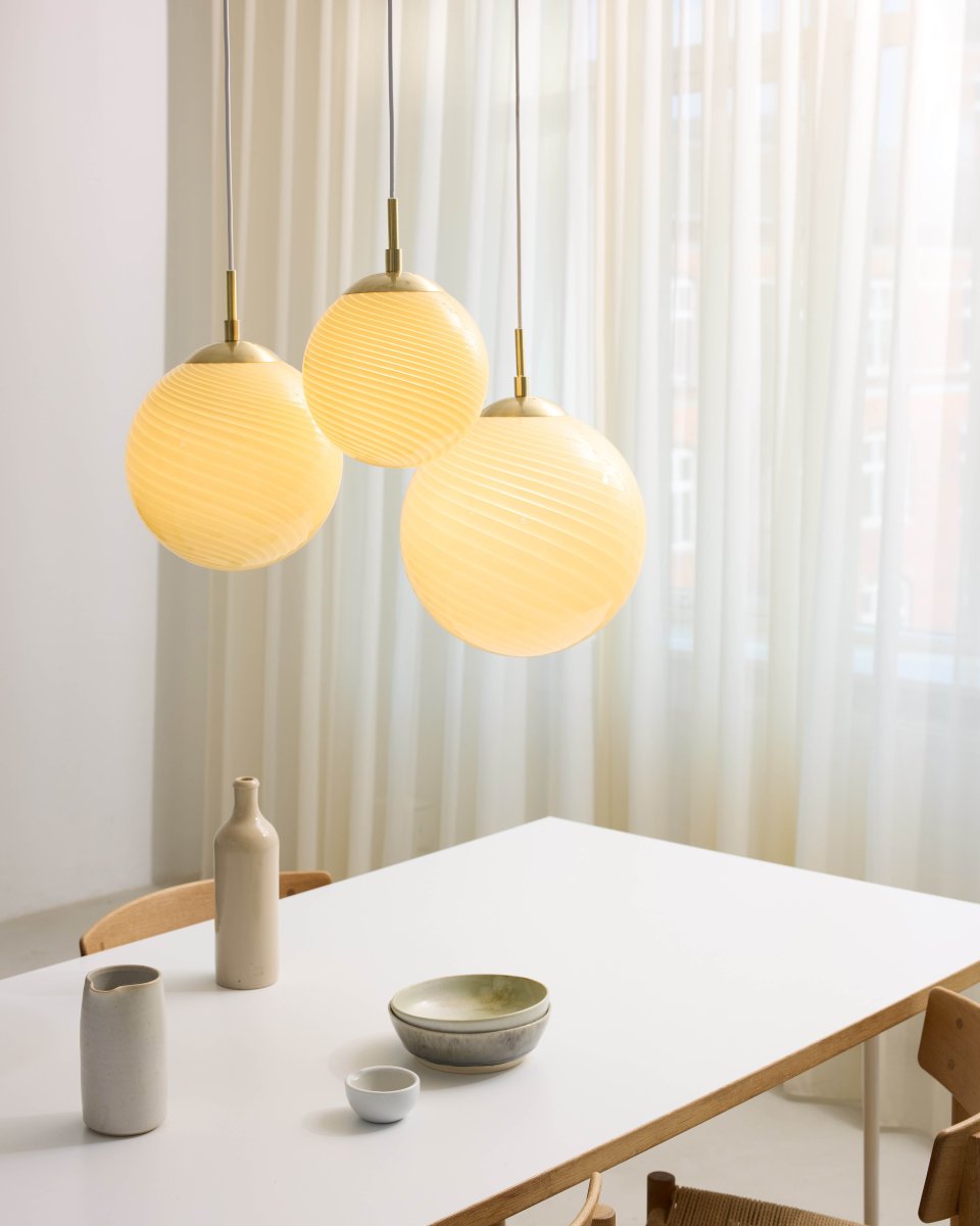 Candy Ball Ø30 Blanc crémeux suspension De Halo Design - Son abat-jour rond en verre blanc crème soufflé à la bouche est orné d'un motif tourbillonnant qui lui confère un caractère unique.