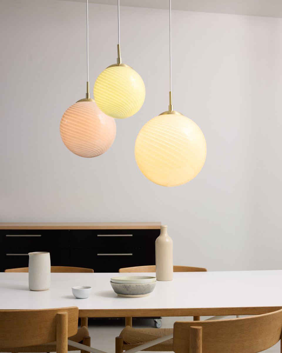 Candy Ball Ø25 Rose suspension De Halo Design - Grâce à son design intemporel, Candy Ball s'intègre harmonieusement dans un encadrement de fenêtre, au-dessus d'une table d'appoint ou en composition au-dessus d'une table à manger.