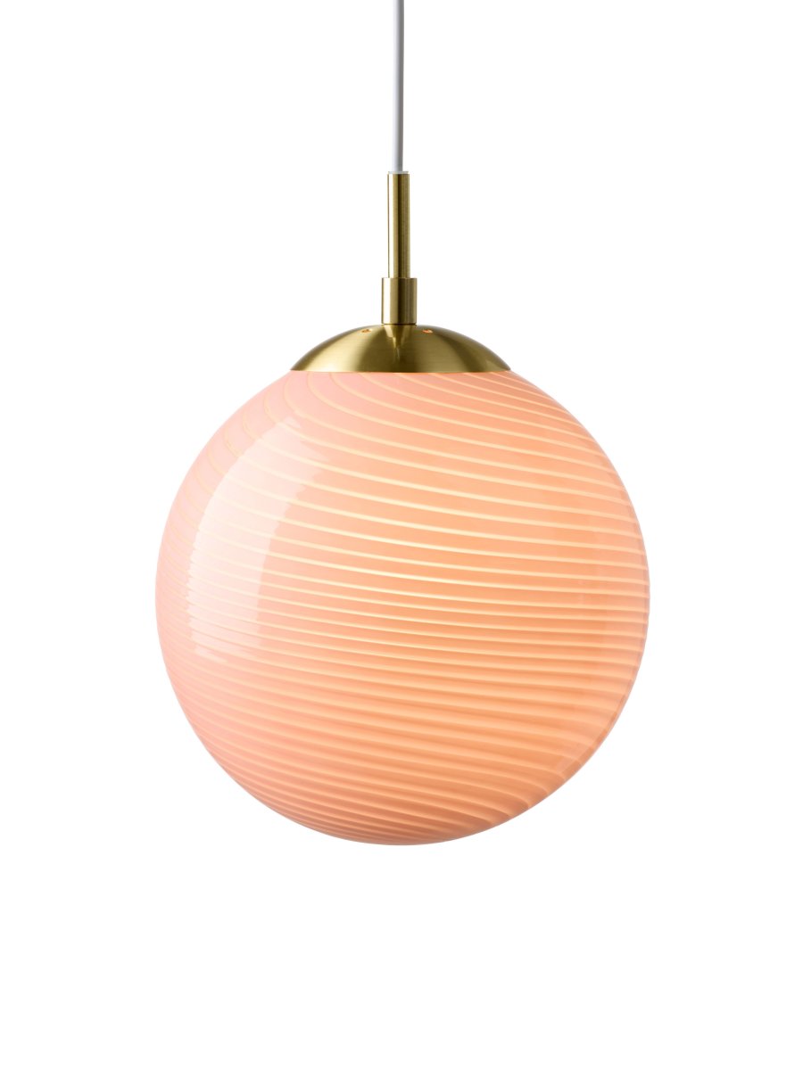 Candy Ball Ø25 Rose suspension De Halo Design - Grâce à son design intemporel, Candy Ball s'intègre harmonieusement dans un encadrement de fenêtre, au-dessus d'une table d'appoint ou en composition au-dessus d'une table à manger.