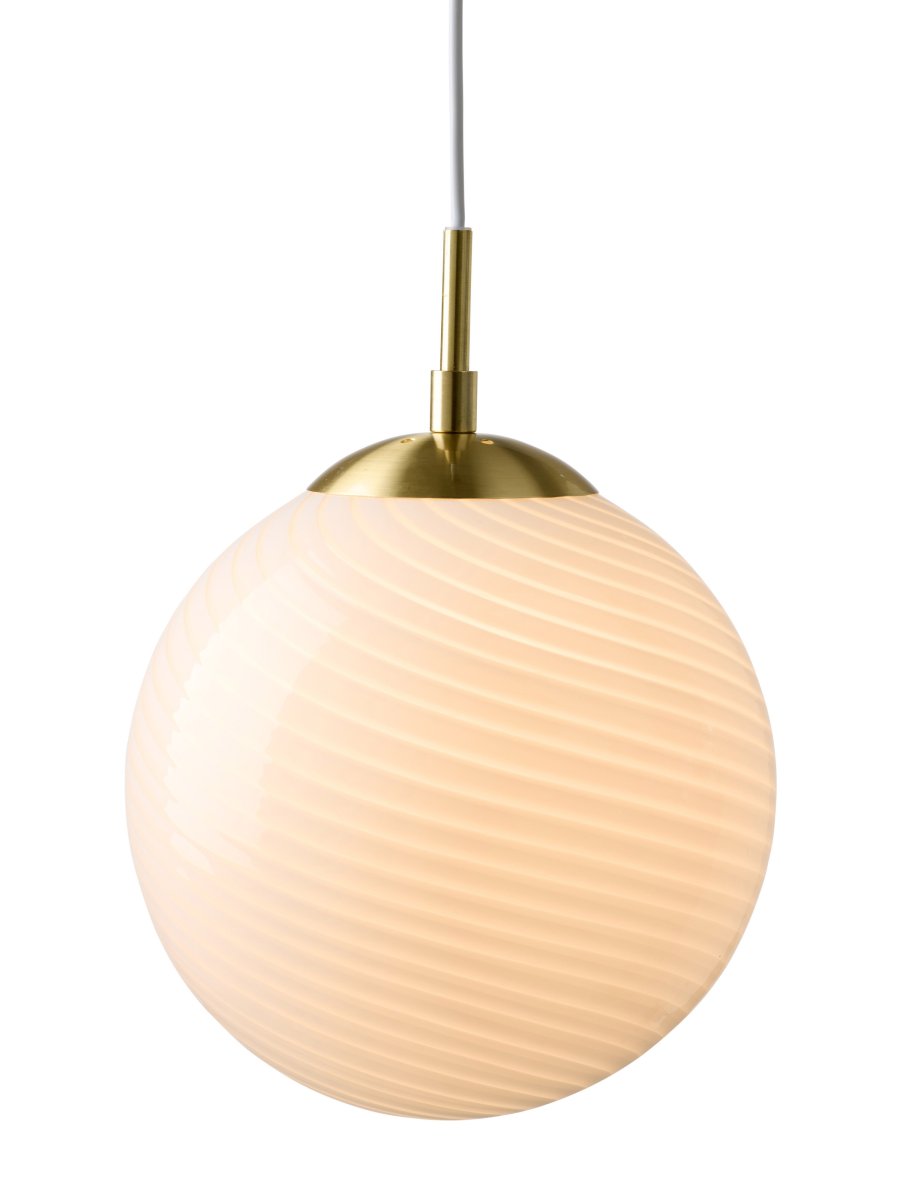  Candy Ball Ø30 Blanc suspension De Halo Design - Son abat-jour rond en verre opale soufflé à la bouche arbore un motif tourbillonnant décoratif qui lui confère un caractère unique.