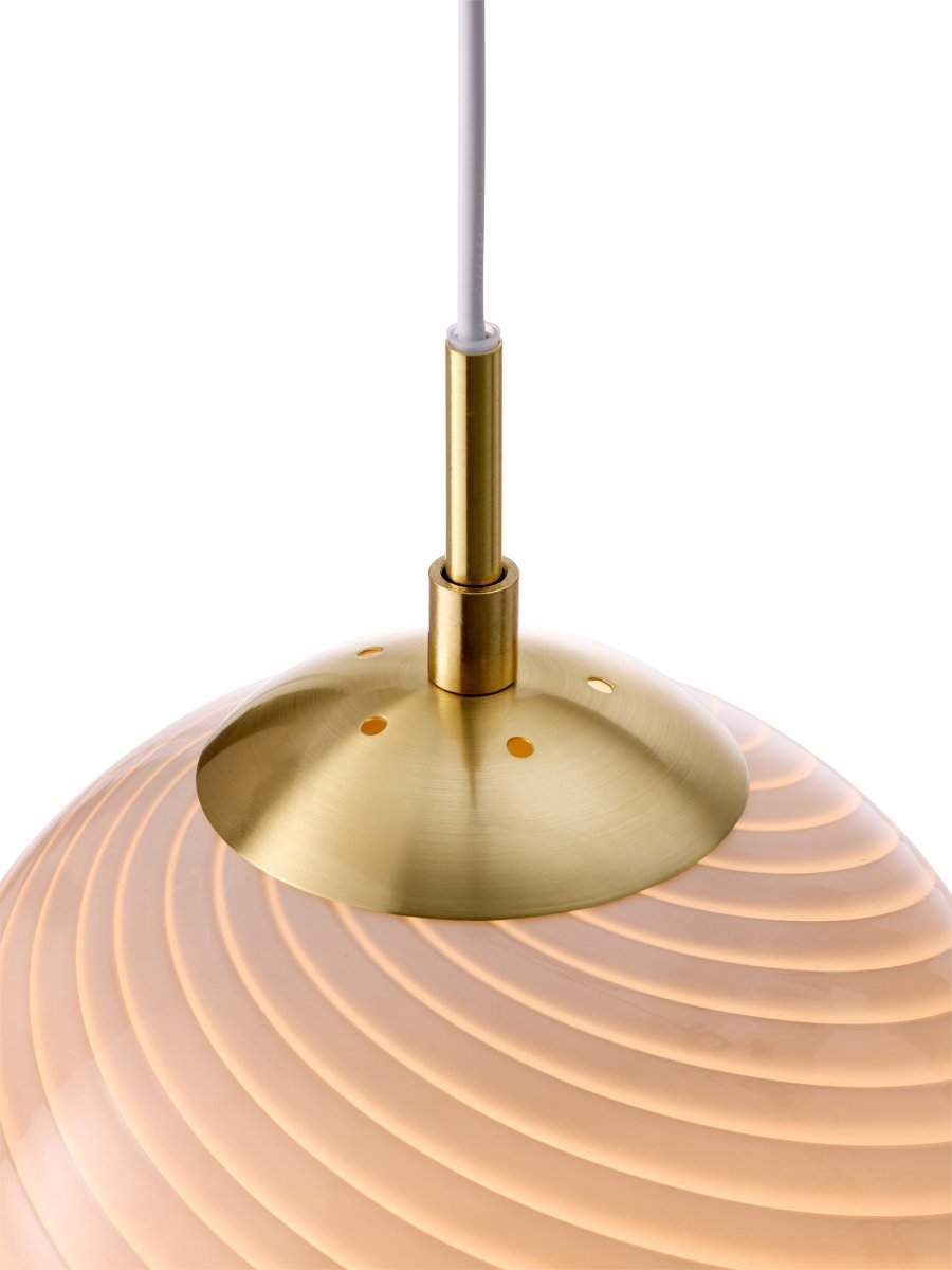 Candy Ball Ø30 Gris suspension De Halo Design - Son abat-jour rond en verre gris soufflé à la bouche présente un motif tourbillonnant décoratif qui lui confère un caractère unique.