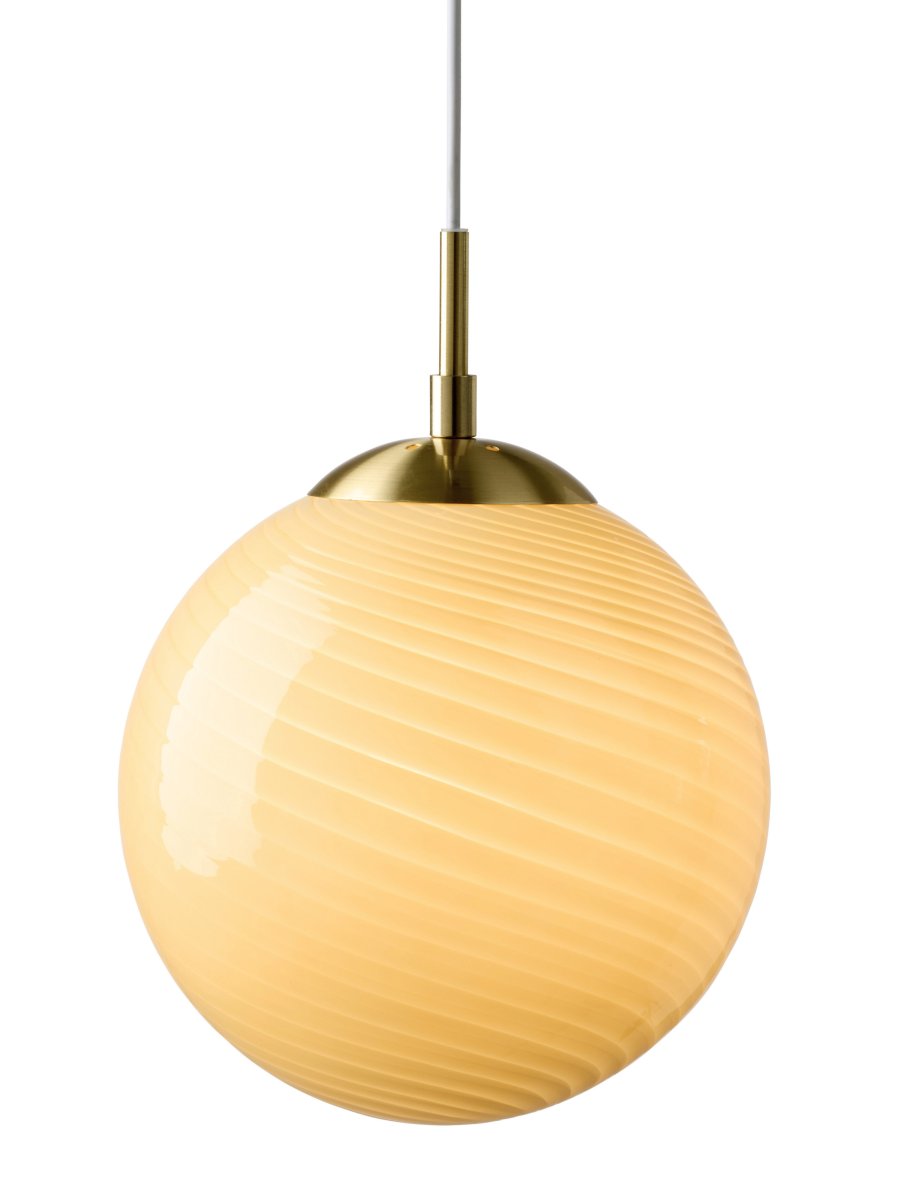 Candy Ball Ø30 Blanc crémeux suspension De Halo Design - Son abat-jour rond en verre blanc crème soufflé à la bouche est orné d'un motif tourbillonnant qui lui confère un caractère unique.