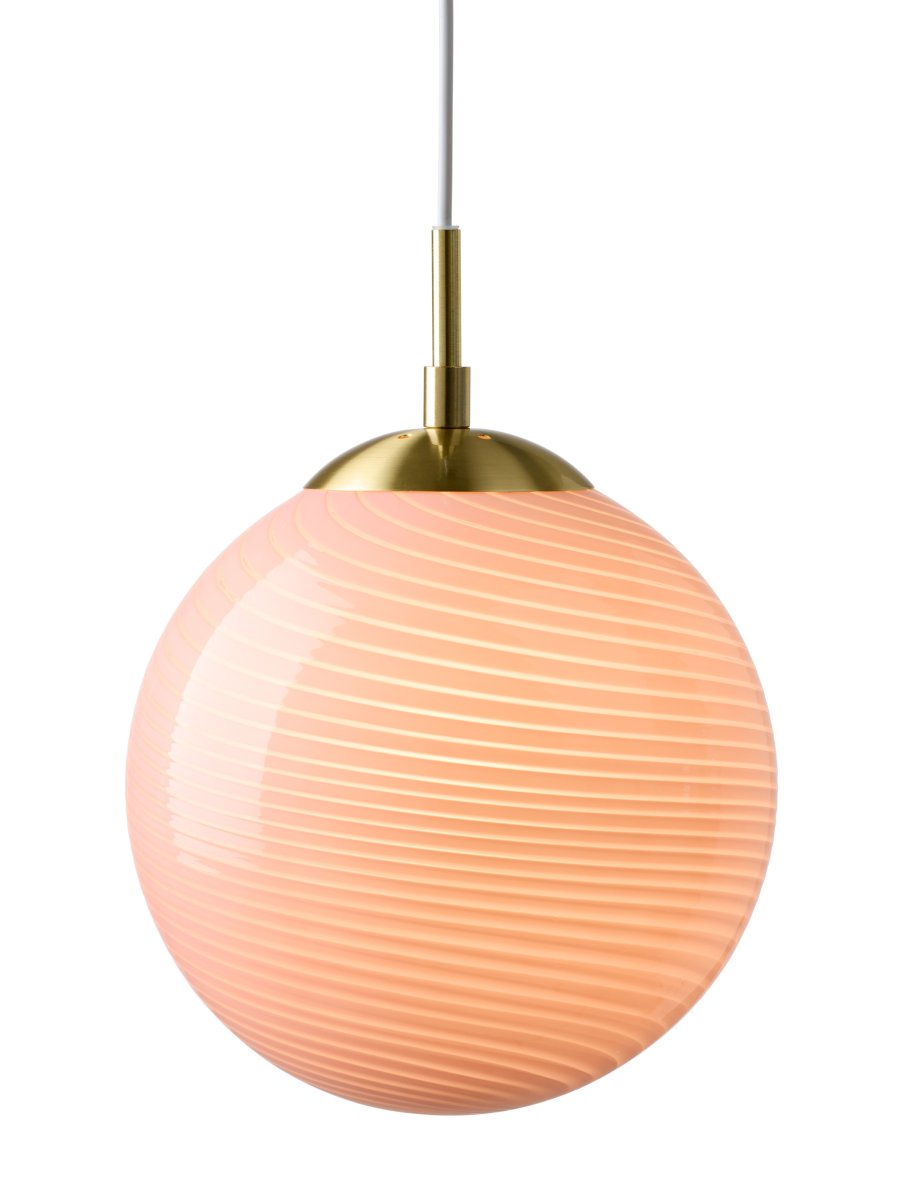 Candy Ball Ø30 Rose suspension De Halo Design - Gr&acirc;ce &agrave; son design intemporel, Candy Ball s'int&egrave;gre harmonieusement dans un encadrement de fen&ecirc;tre, au-dessus d'une table d'appoint ou en composition au-dessus d'une table &agrave; manger.