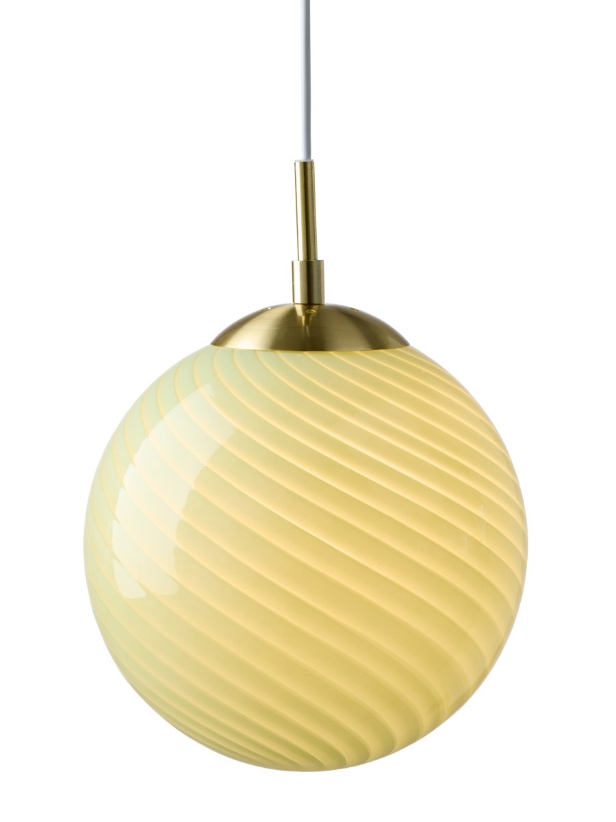  Candy Ball Ø30 Vert suspension De Halo Design - Son abat-jour rond en verre vert soufflé à la bouche présente un motif tourbillonnant décoratif, conférant à la lampe un caractère unique.