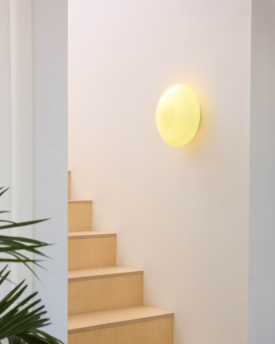 Candy Ø30 Blanc crémeux plafonnier De Halo Design - Candy est un plafonnier élégant qui allie un savoir-faire exceptionnel à un design moderne.