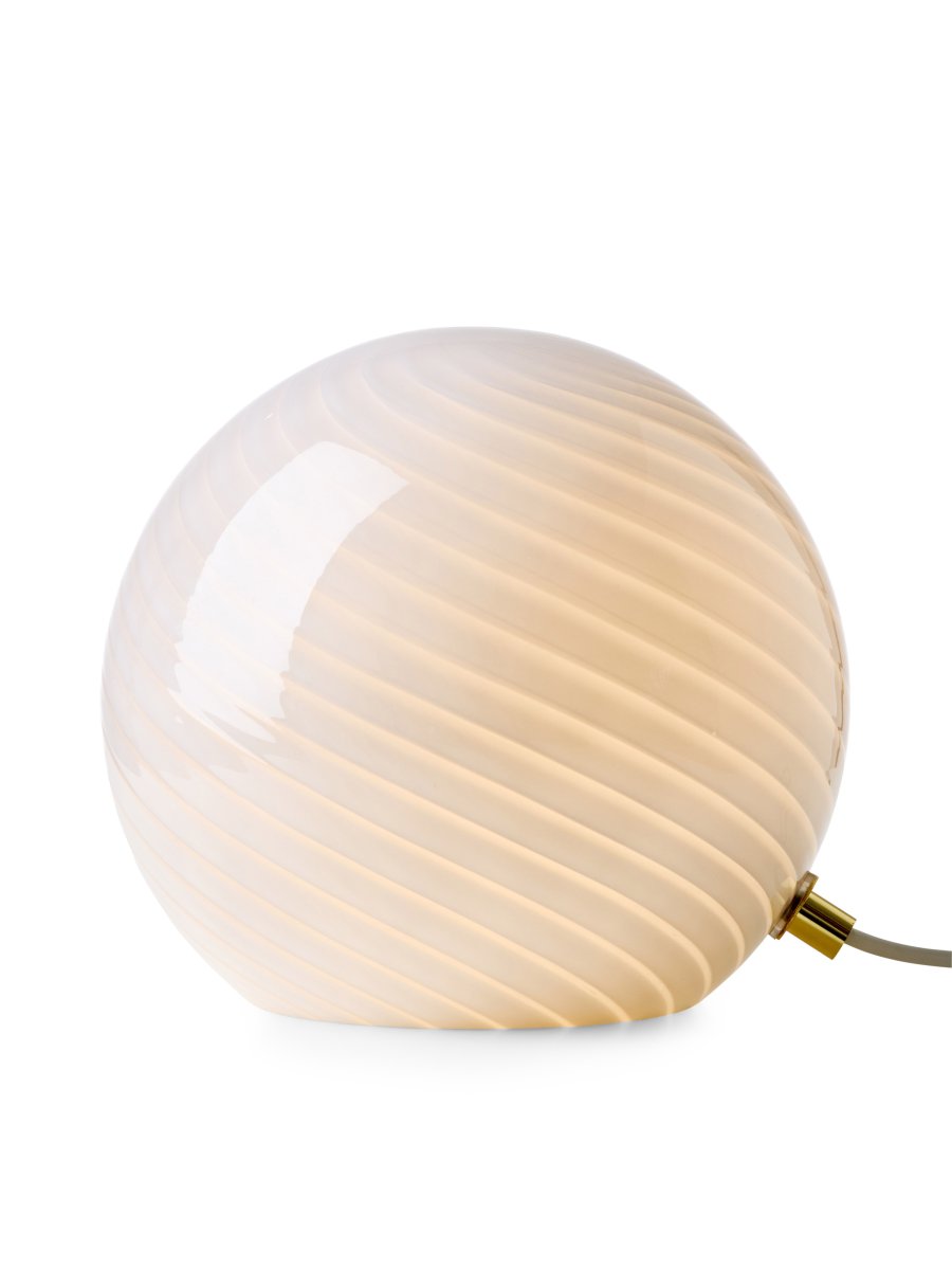  Candy 20cm Blanc lampe de table De Halo Design - Grâce à sa forme compacte et son design élégant, Candy trouve parfaitement sa place sur une table d'appoint, un rebord de fenêtre, une étagère ou une table de chevet.