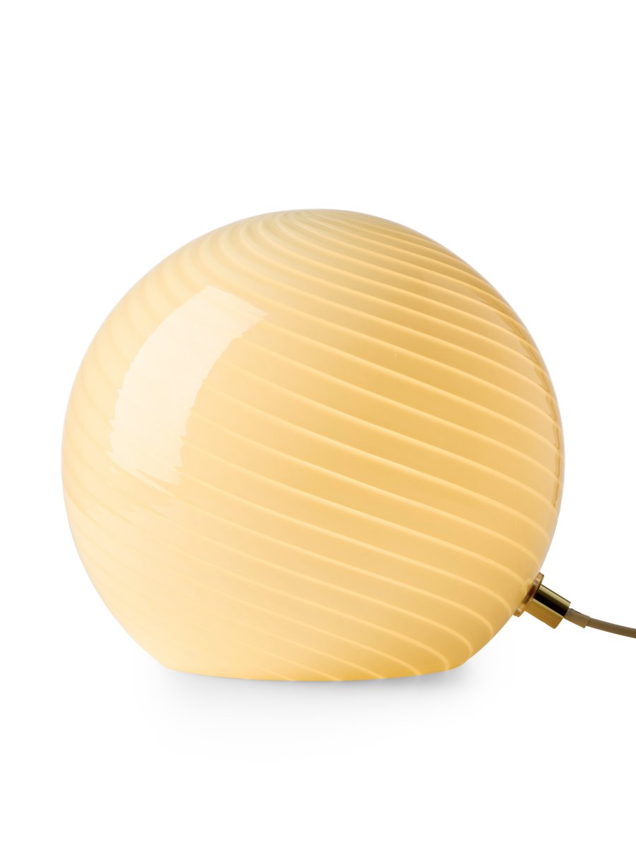 Candy 20cm Blanc crémeux lampe de table De Halo Design - Grâce à sa forme compacte et son design élégant, Candy trouve parfaitement sa place sur une table d'appoint, un rebord de fenêtre, une étagère ou une table de chevet.