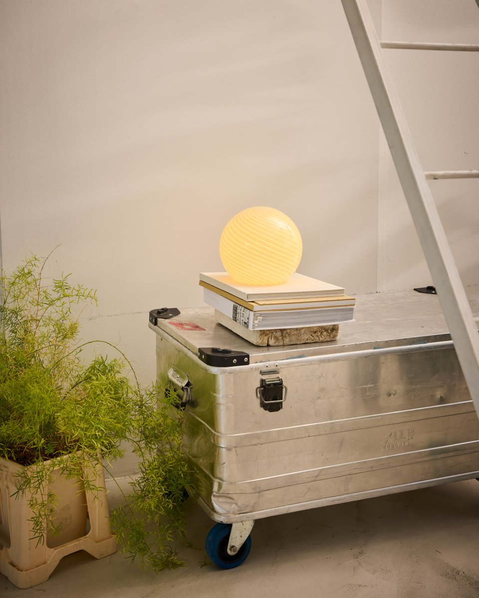 Candy 20cm Blanc crémeux lampe de table De Halo Design - Grâce à sa forme compacte et son design élégant, Candy trouve parfaitement sa place sur une table d'appoint, un rebord de fenêtre, une étagère ou une table de chevet.