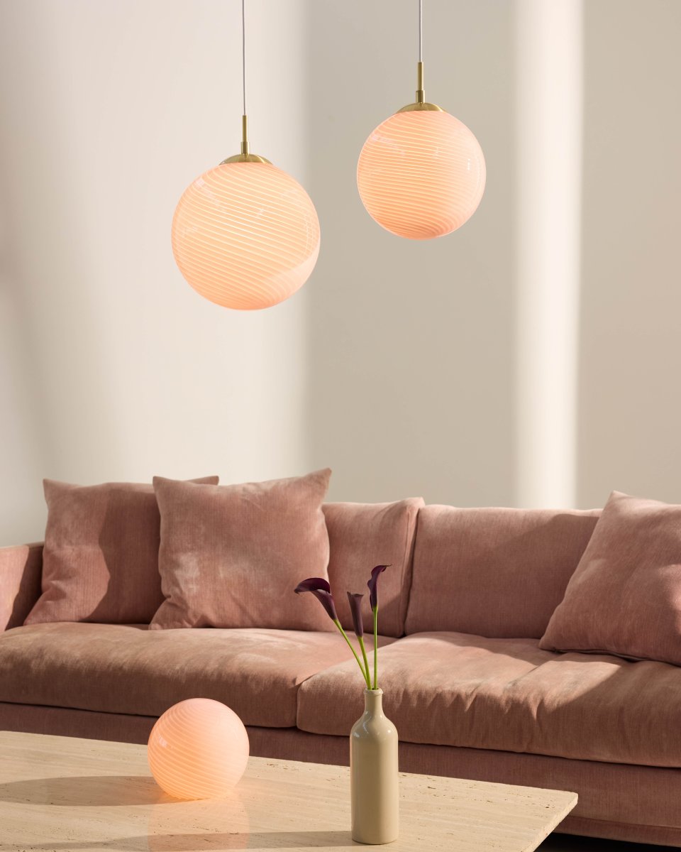 Candy Ball Ø25 Rose suspension De Halo Design - Grâce à son design intemporel, Candy Ball s'intègre harmonieusement dans un encadrement de fenêtre, au-dessus d'une table d'appoint ou en composition au-dessus d'une table à manger.
