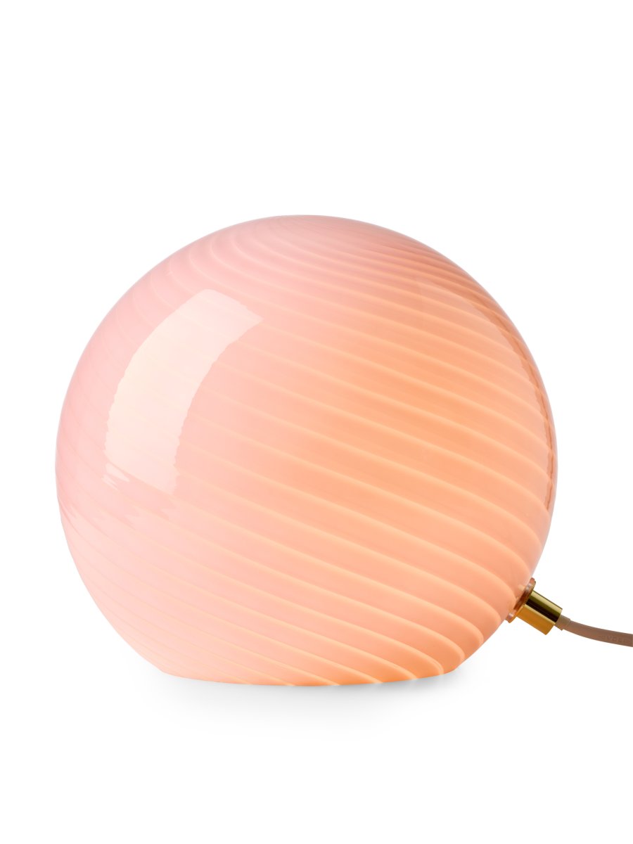 Candy 20cm Rose lampe de table De Halo Design - Grâce à sa forme compacte et son design élégant, Candy trouve parfaitement sa place sur une table d'appoint, un rebord de fenêtre, une étagère ou une table de chevet.