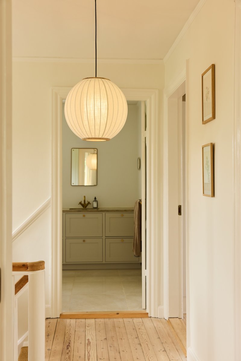Balloon Ø40 Blanc crémeux suspension De Halo Design - Balloon s'intègre parfaitement au-dessus d'une table à manger, dans un salon ou une chambre.
