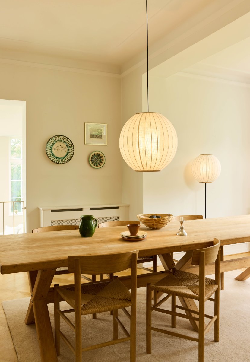 Balloon Blanc crémeux lampadaire De Halo Design - La lampe est fournie avec un câble en tissu noir de 1,8 m, un interrupteur au pied et une prise secteur.