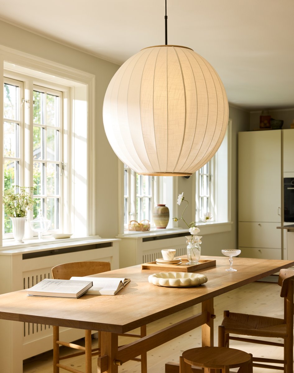 Balloon Ø70 Blanc crémeux suspension De Halo Design - Son large abat-jour rond est revêtu d'un tissu couleur crème à l'aspect lin et orné d'éléments décoratifs en bois massif en haut et en bas.