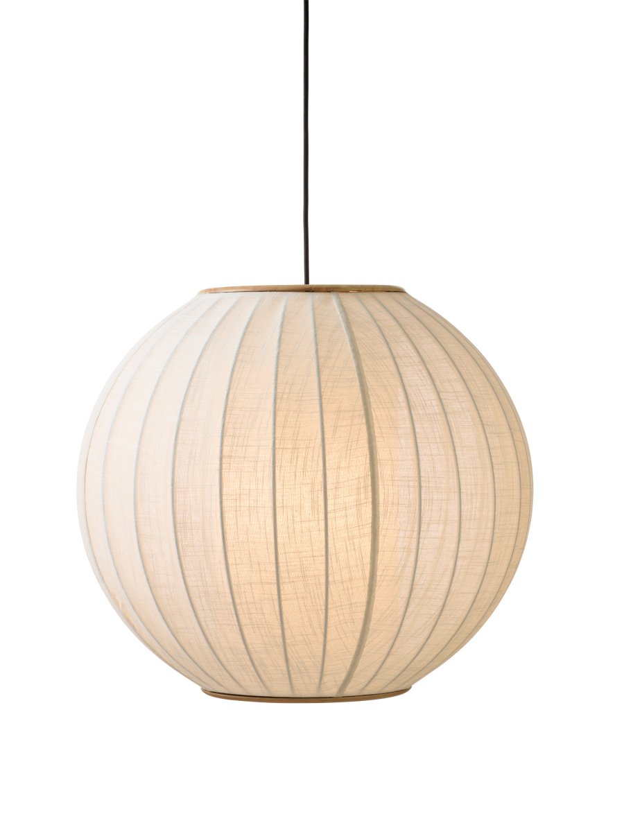Balloon Ø70 Blanc crémeux suspension De Halo Design - Son large abat-jour rond est revêtu d'un tissu couleur crème à l'aspect lin et orné d'éléments décoratifs en bois massif en haut et en bas.