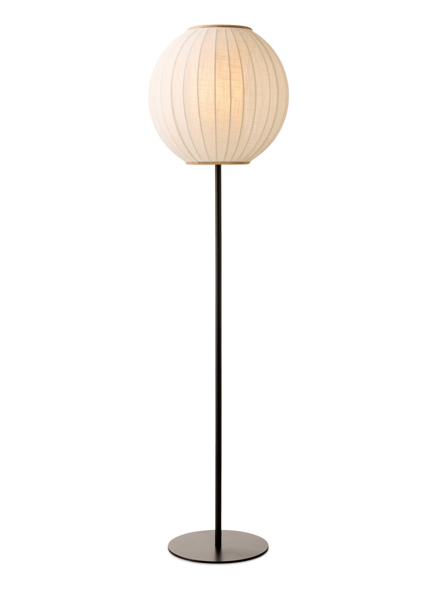 Balloon Blanc crémeux lampadaire De Halo Design - La lampe est fournie avec un câble en tissu noir de 1,8 m, un interrupteur au pied et une prise secteur.