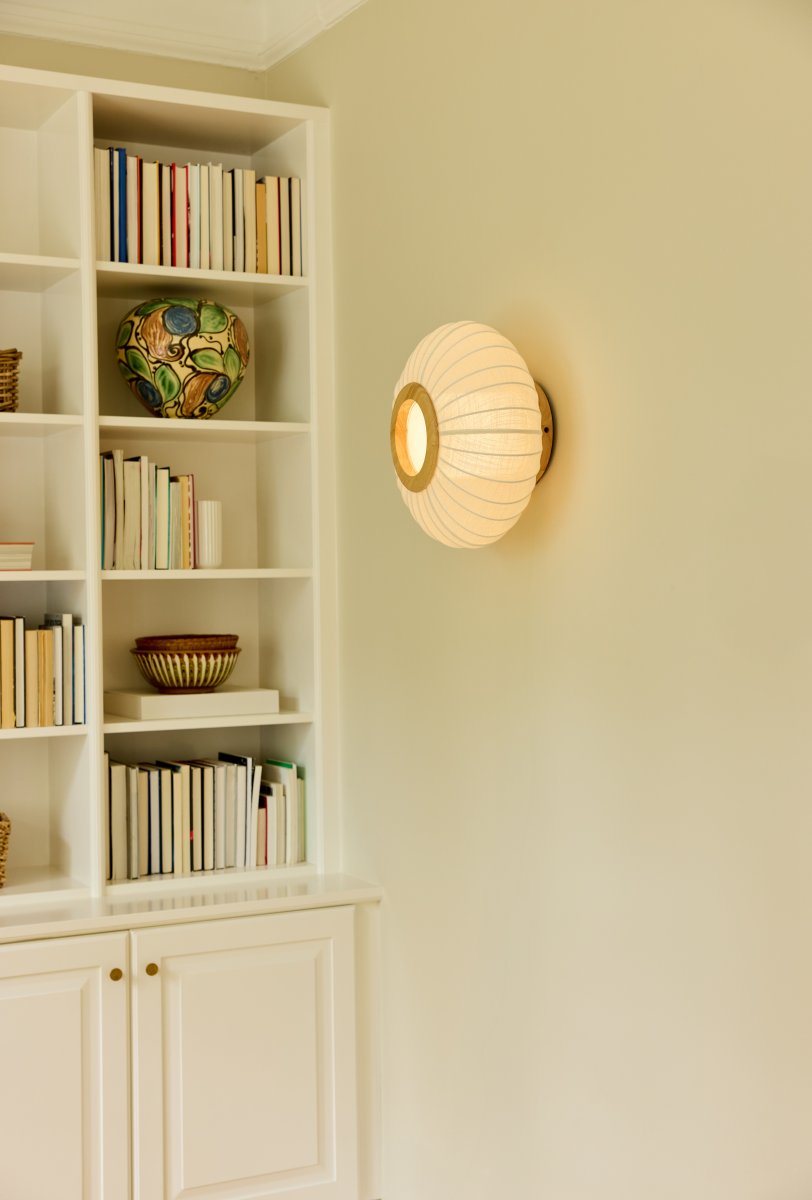 Balloon Ø40 Blanc crémeux plafonnier De Halo Design - Son abat-jour arrondi et légèrement aplati, en tissu blanc crème à l'aspect lin, est rehaussé d'éléments décoratifs en bois massif, conférant au luminaire une allure chaleureuse et harmonieuse.