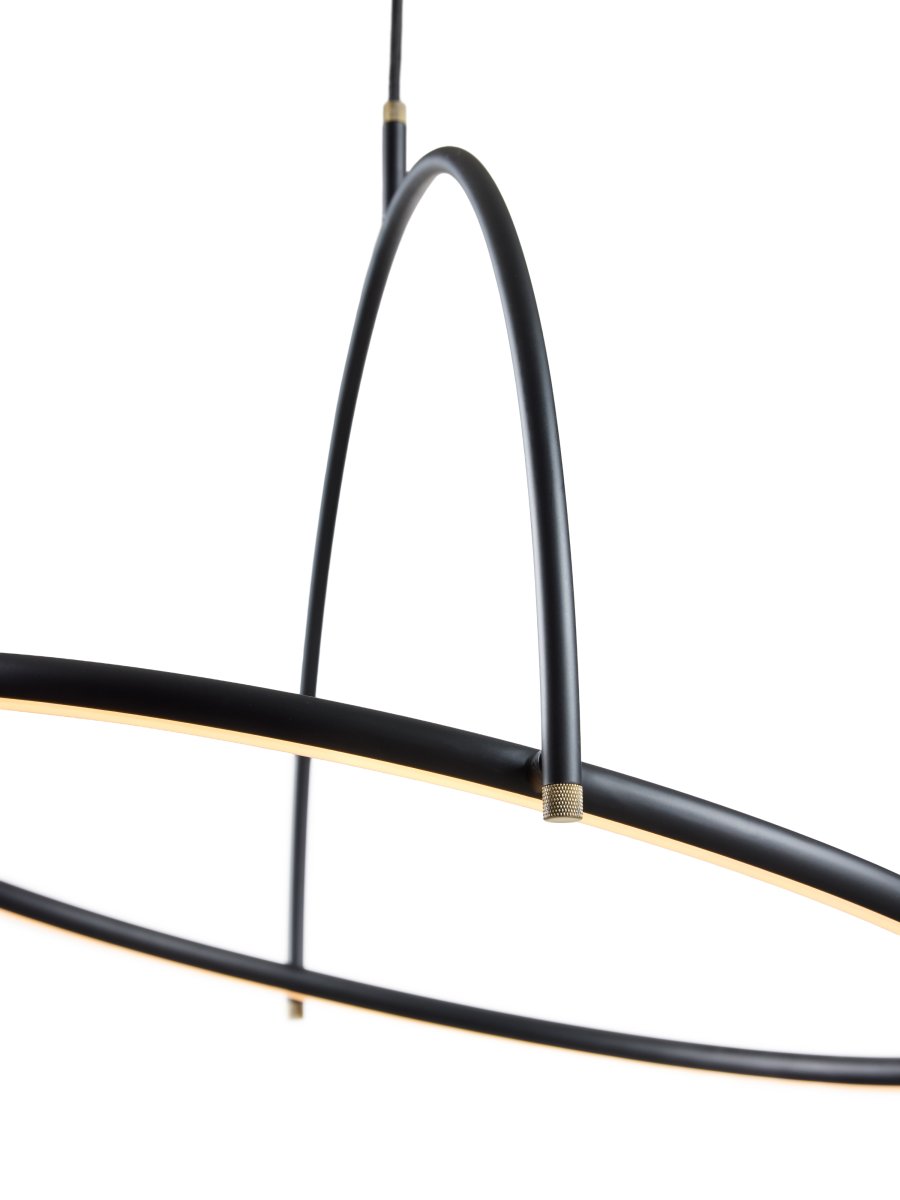 Tilit Ø40 Noir suspension De Halo Design - Grâce à son variateur intégré à 3 niveaux, la luminosité se règle aisément à l'aide d'un interrupteur mural standard – aucun variateur externe n'est nécessaire.