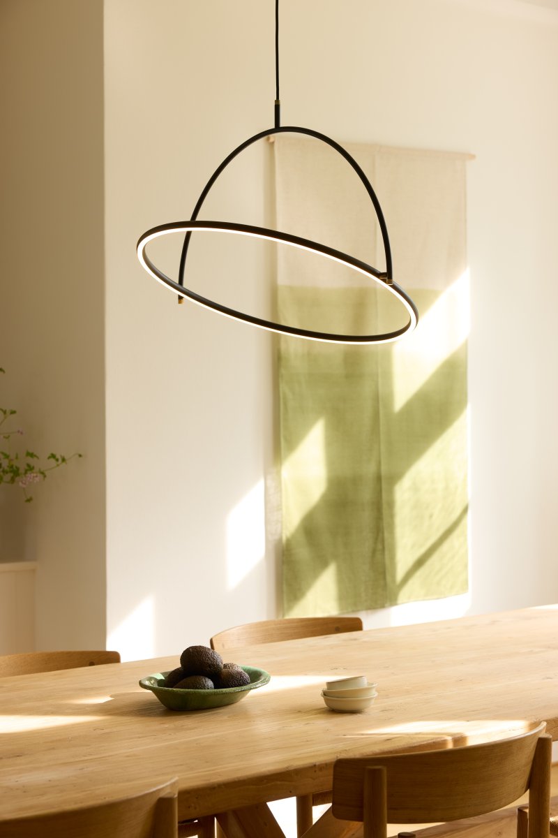 Tilt Ø60 Noir suspension De Halo Design - Grâce à son variateur intégré à 3 niveaux, la luminosité se règle aisément à l'aide d'un interrupteur mural standard – aucun variateur externe n'est nécessaire.
