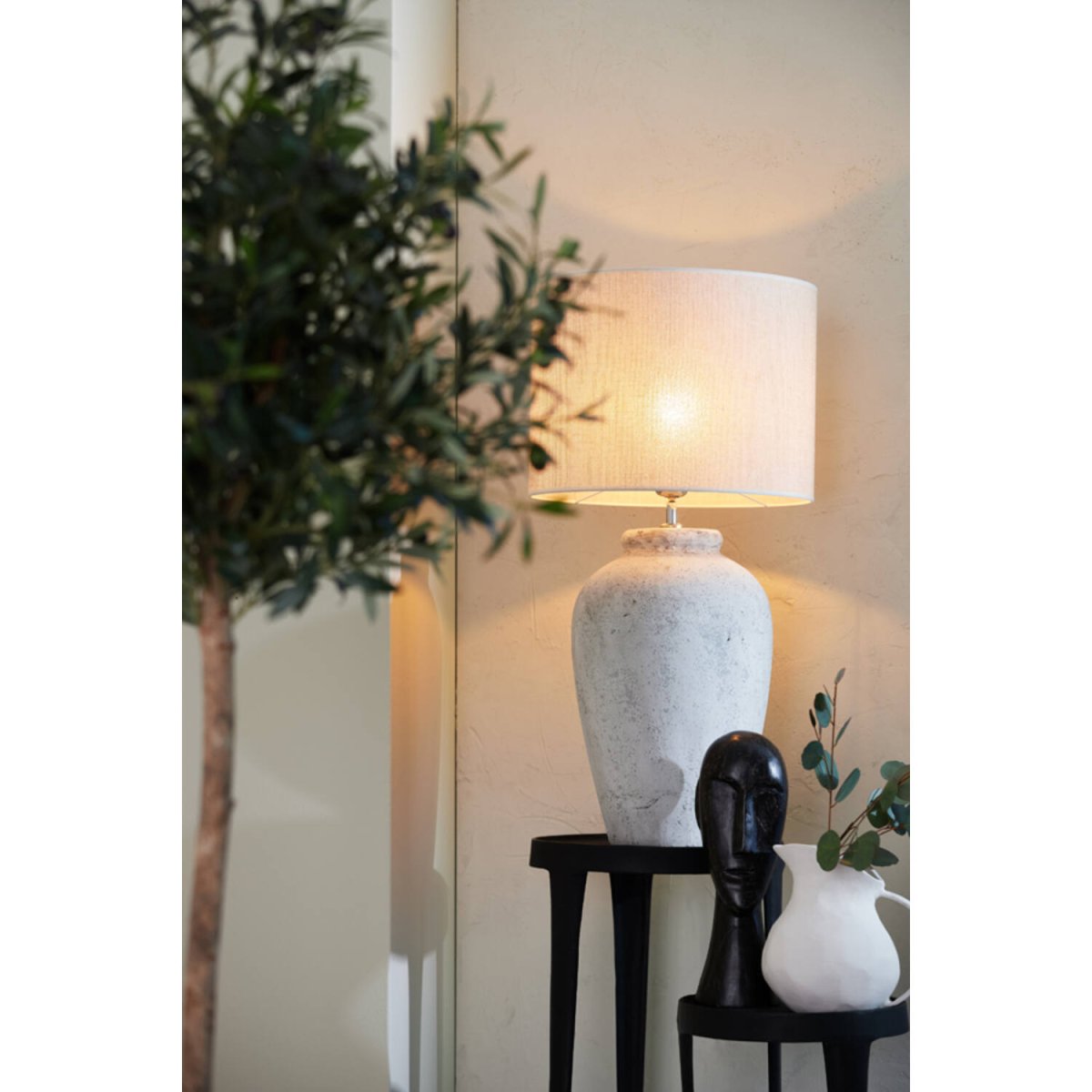 Vesevius 55cm Gris clair pied de lampe De Light & Living - Ce pied de lampe en céramique massif présente une belle finition gris clair et une forme légèrement arrondie, créant une allure harmonieuse et élégante.