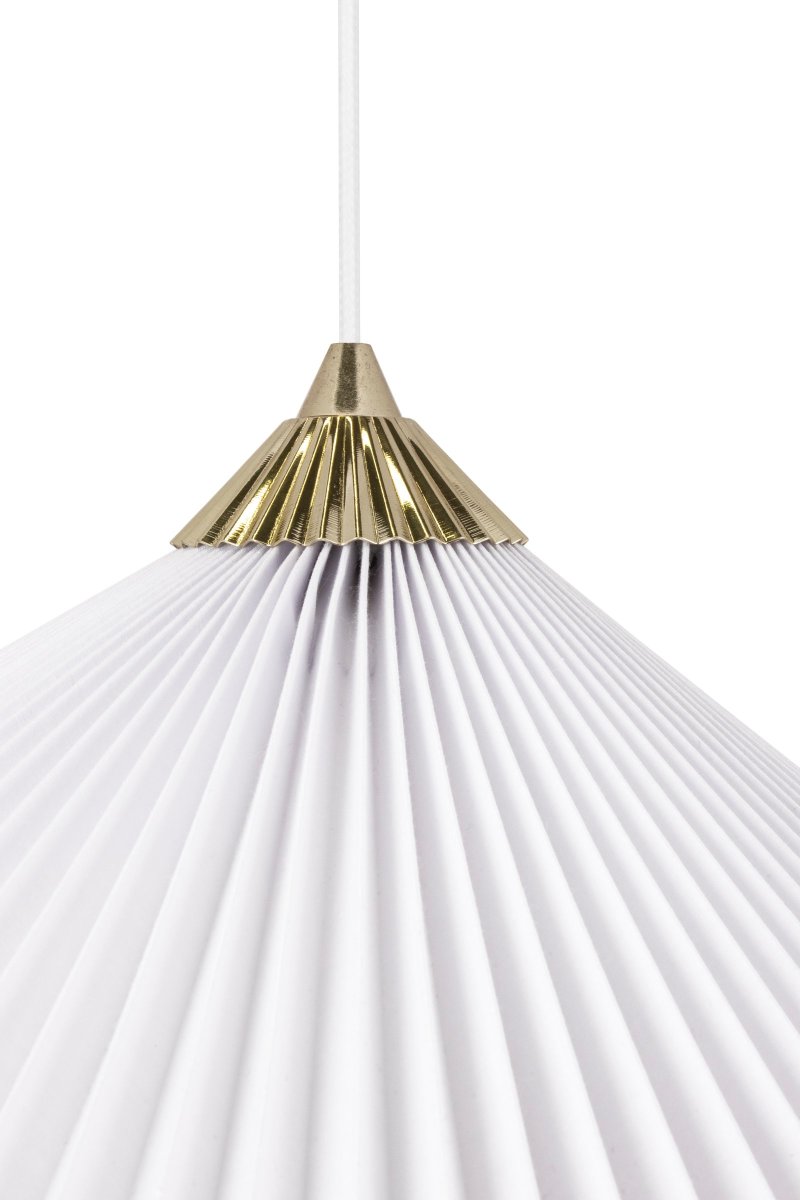 Matisse Ø60 Blanc suspension De Globen Lighting - La lampe est dotée d'un abat-jour en textile blanc plissé et est décorée d'un dessus plissé assorti en métal couleur laiton.