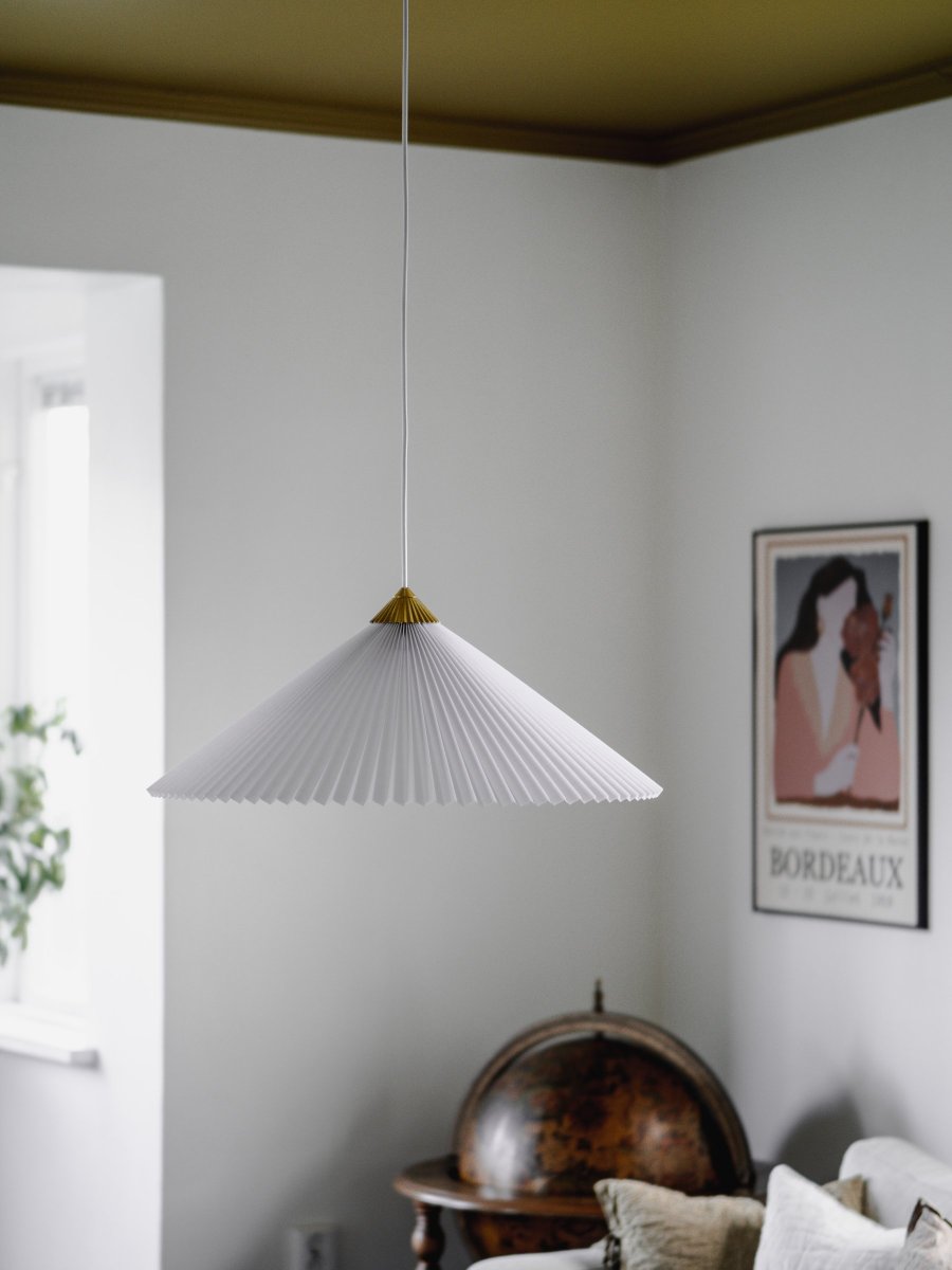 Matisse Ø60 Blanc suspension De Globen Lighting - La lampe est dotée d'un abat-jour en textile blanc plissé et est décorée d'un dessus plissé assorti en métal couleur laiton.