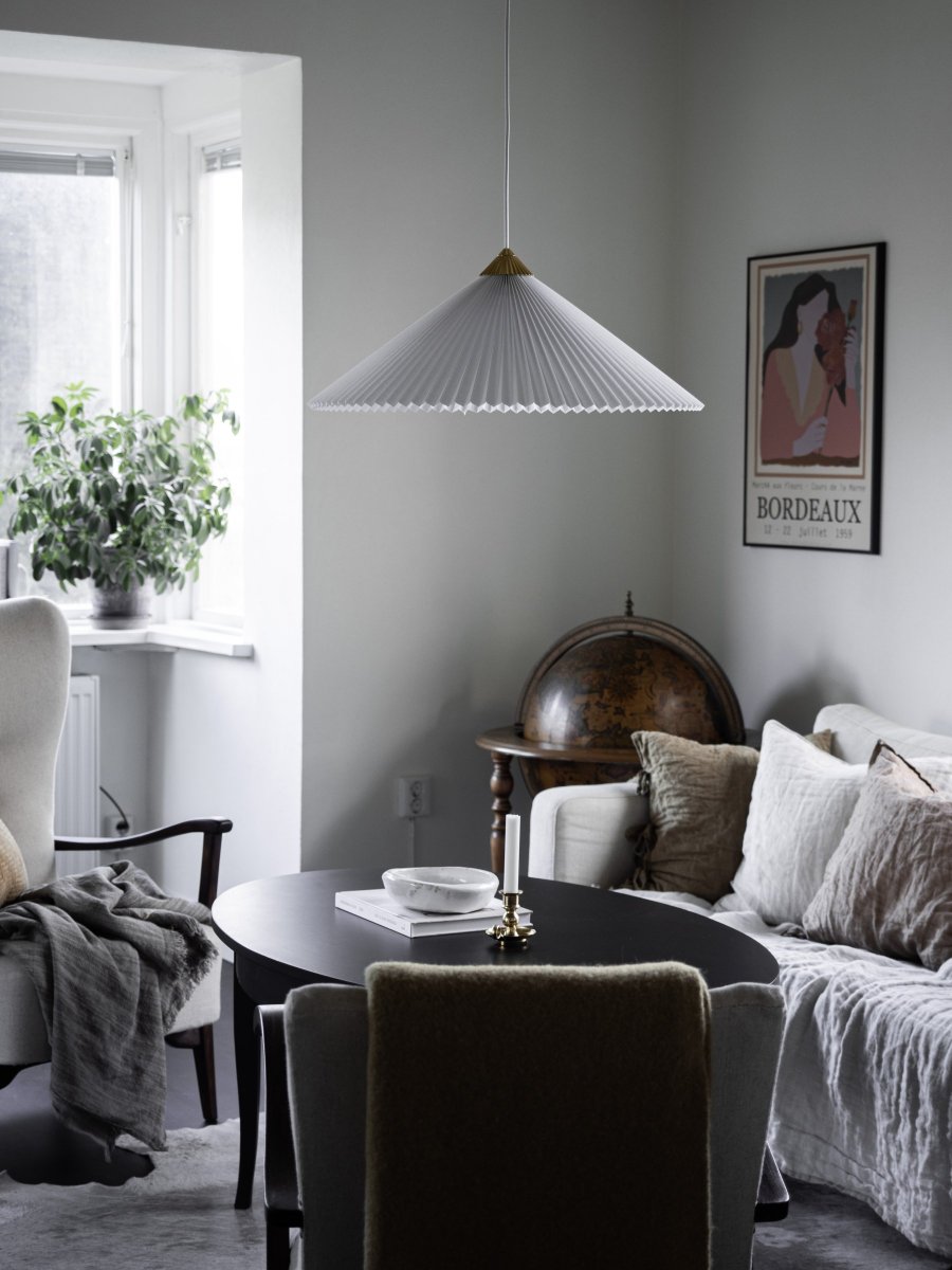 Matisse Ø60 Blanc suspension De Globen Lighting - La lampe est dotée d'un abat-jour en textile blanc plissé et est décorée d'un dessus plissé assorti en métal couleur laiton.