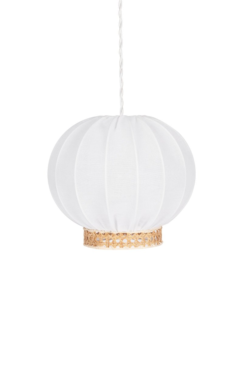 Yokohama Ø30 Nature suspension De Globen Lighting - Le luminaire est dot&eacute; d'un c&acirc;ble textile torsad&eacute; blanc de 120 cm de long et d'un bo&icirc;tier de plafond en plastique blanc.