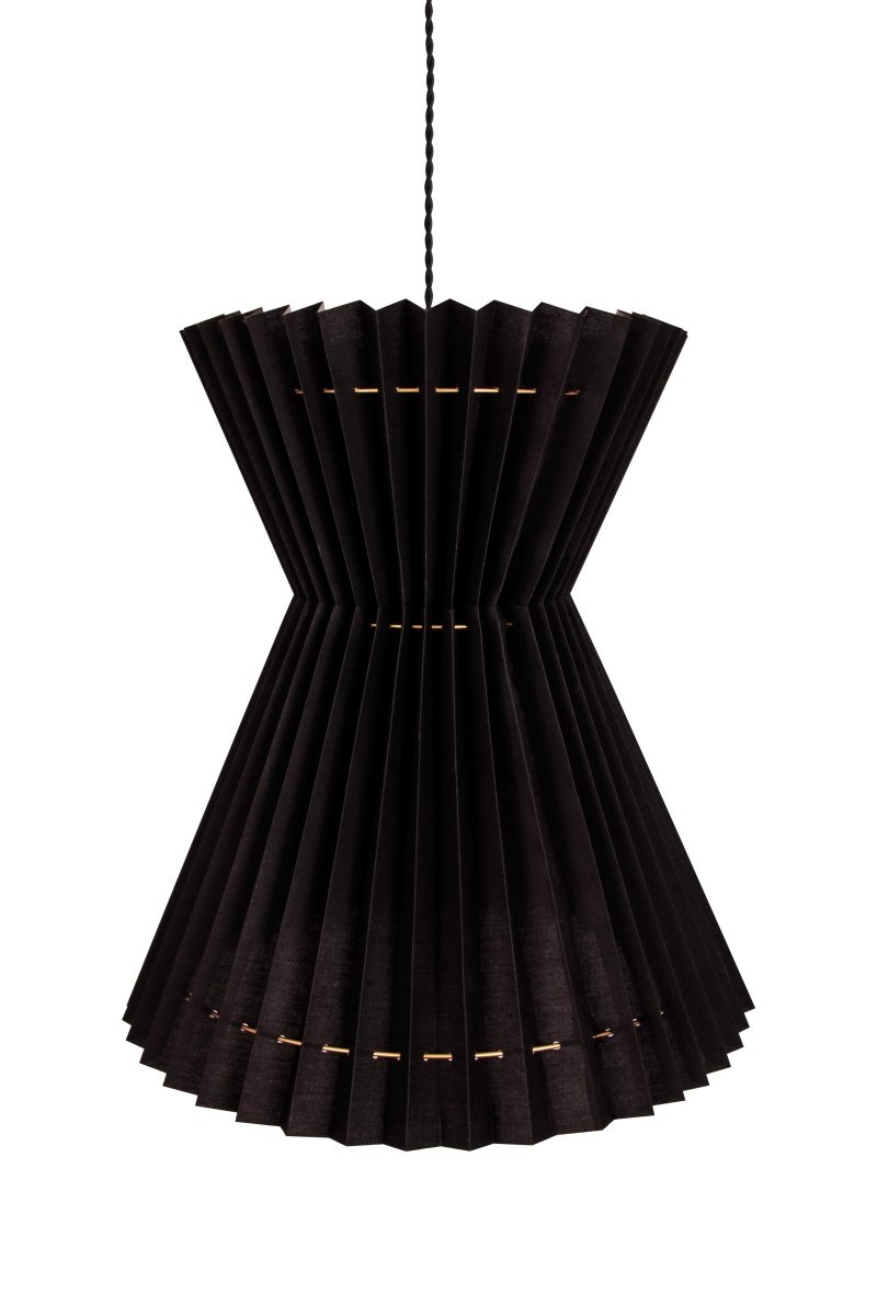 Maiden Ø40 Noir suspension De Globen Lighting - La lampe est fabriqu&eacute;e en textile noir avec un int&eacute;rieur en plastique transparent et est &eacute;quip&eacute;e d'anneaux m&eacute;talliques d&eacute;coratifs de couleur laiton.