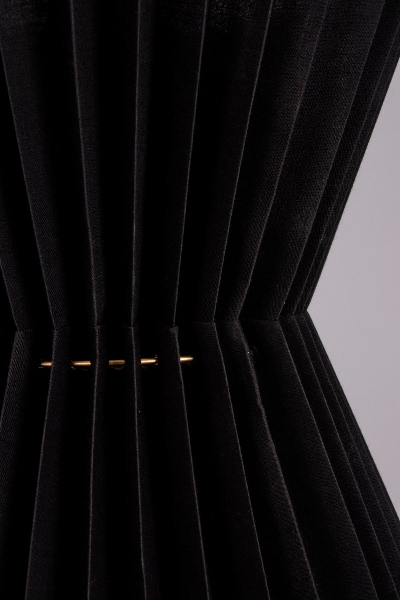 Maiden Ø40 Noir suspension De Globen Lighting - La lampe est fabriqu&eacute;e en textile noir avec un int&eacute;rieur en plastique transparent et est &eacute;quip&eacute;e d'anneaux m&eacute;talliques d&eacute;coratifs de couleur laiton.