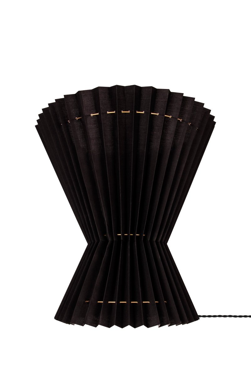Maiden Ø40 Noir suspension De Globen Lighting - La lampe est fabriqu&eacute;e en textile noir avec un int&eacute;rieur en plastique transparent et est &eacute;quip&eacute;e d'anneaux m&eacute;talliques d&eacute;coratifs de couleur laiton.