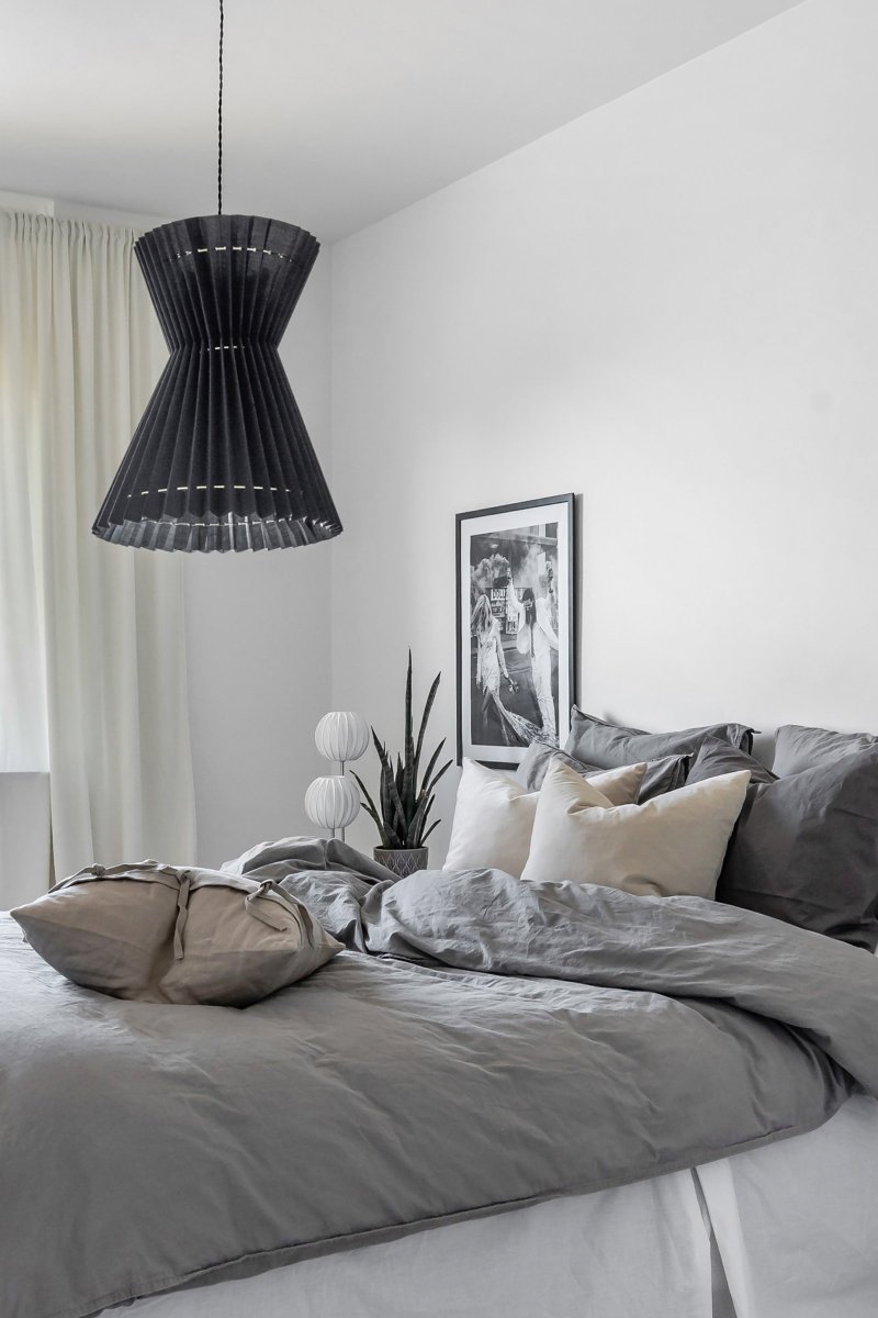 Maiden Ø40 Noir suspension De Globen Lighting - La lampe est fabriqu&eacute;e en textile noir avec un int&eacute;rieur en plastique transparent et est &eacute;quip&eacute;e d'anneaux m&eacute;talliques d&eacute;coratifs de couleur laiton.