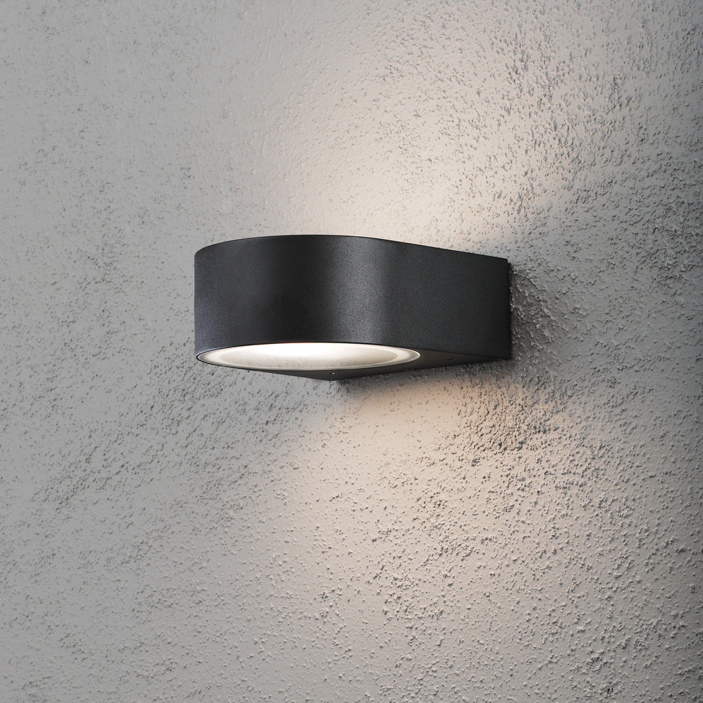 Teramo Noir lampe d’extérieur De Konstsmide - Fabriqu&eacute;e &agrave; partir de mat&eacute;riaux de haute qualit&eacute; pour une durabilit&eacute; &agrave; long terme, cette lampe est &agrave; la fois fonctionnelle et &eacute;l&eacute;gante&nbsp;: un excellent choix pour am&eacute;liorer votre espace ext&eacute;rieur&nbsp;!