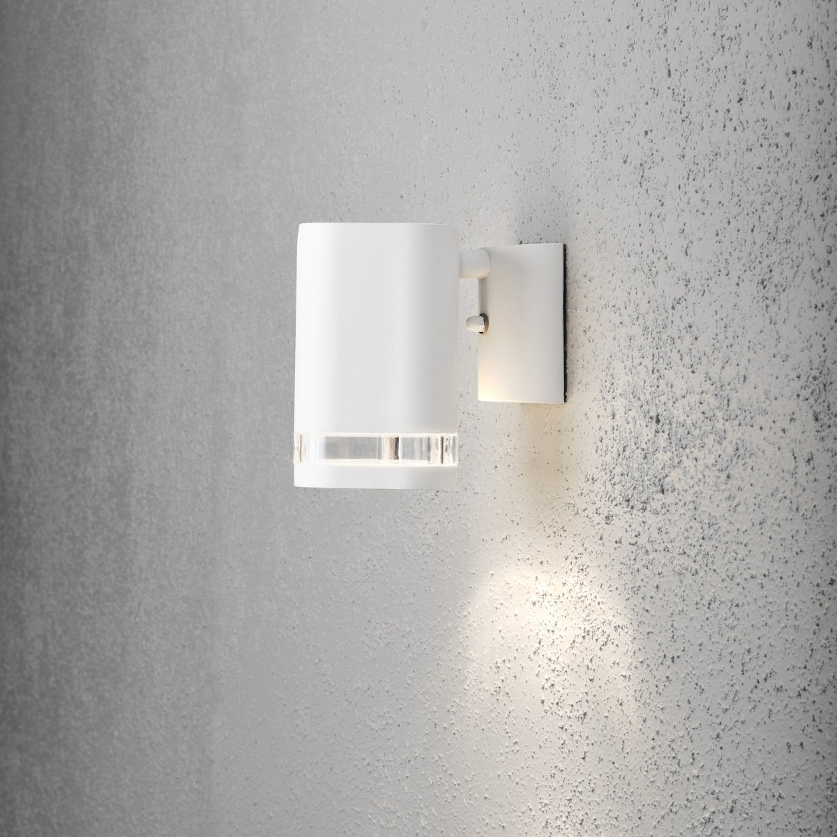 Modena Blanc lampe d’extérieur De Konstsmide - Son &eacute;clairage directionnel cr&eacute;e un effet lumineux saisissant et contribue &agrave; une ambiance chaleureuse aux entr&eacute;es, patios et fa&ccedil;ades.