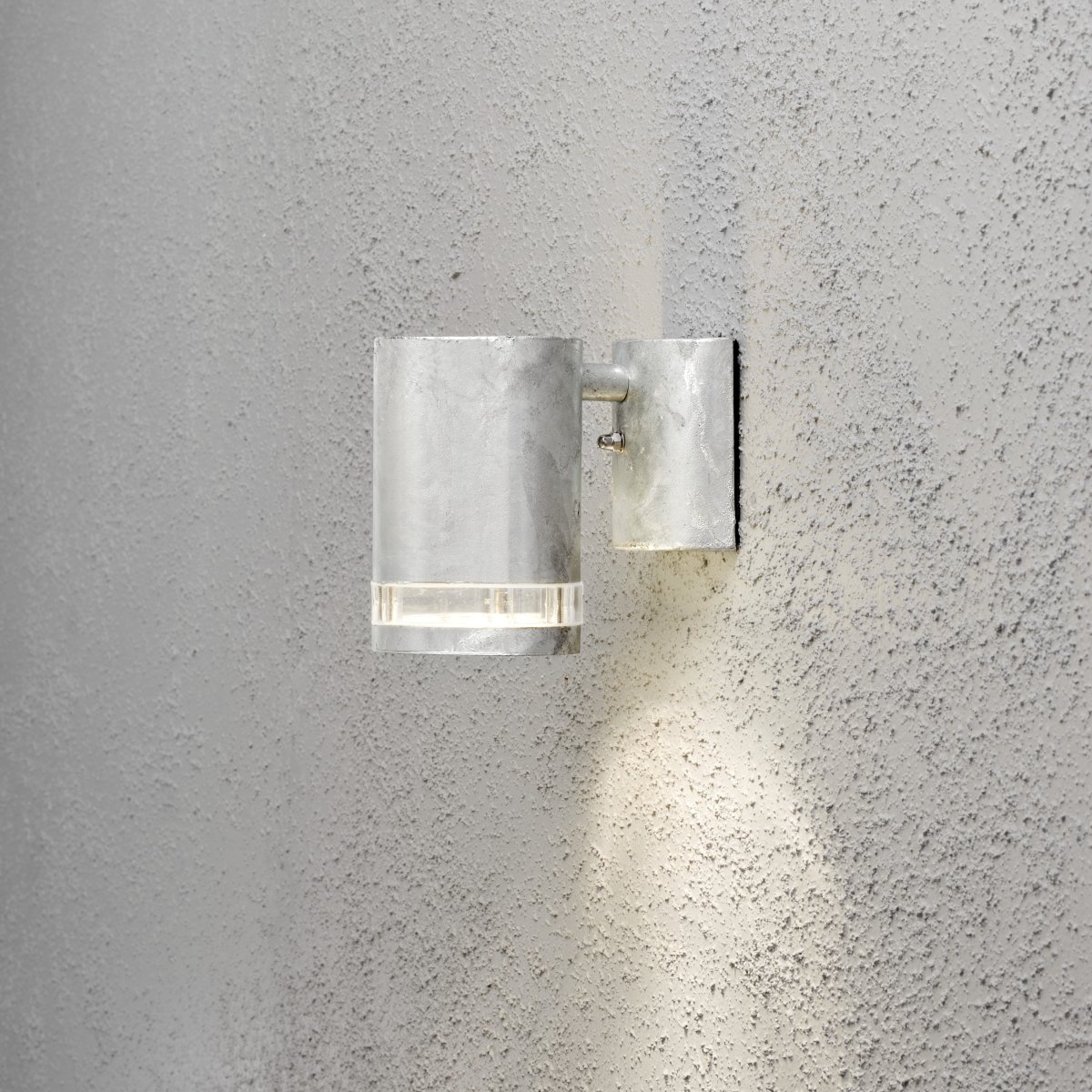 Modena Galvanisé lampe d’extérieur De Konstsmide - Son &eacute;clairage directionnel cr&eacute;e une ambiance chaleureuse et accueillante aux entr&eacute;es, patios et fa&ccedil;ades.
