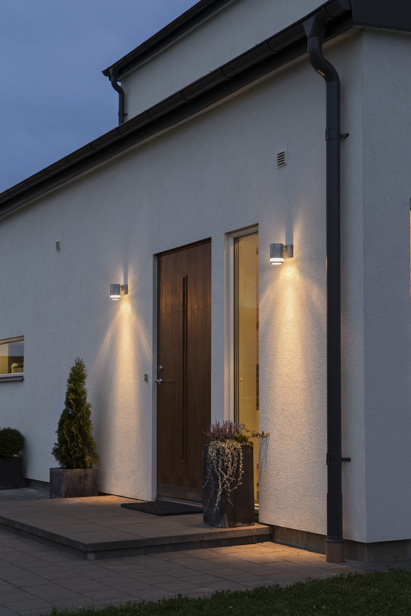 Modena Galvanisé lampe d’extérieur De Konstsmide - Son &eacute;clairage directionnel cr&eacute;e une ambiance chaleureuse et accueillante aux entr&eacute;es, patios et fa&ccedil;ades.