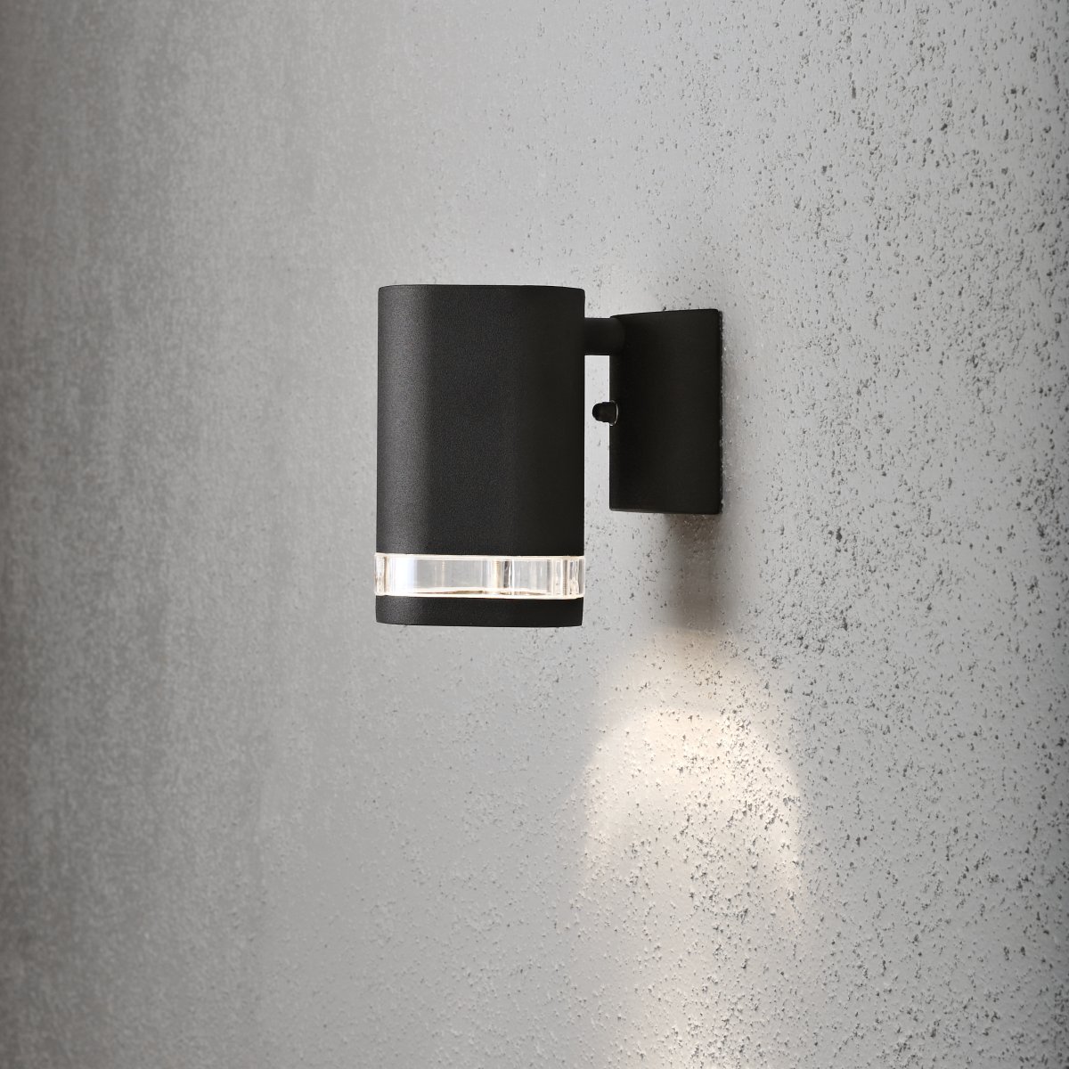 Modena Noir lampe d’extérieur De Konstsmide - Son &eacute;clairage directionnel cr&eacute;e un jeu de lumi&egrave;re saisissant et contribue &agrave; une ambiance chaleureuse aux entr&eacute;es, patios et fa&ccedil;ades.