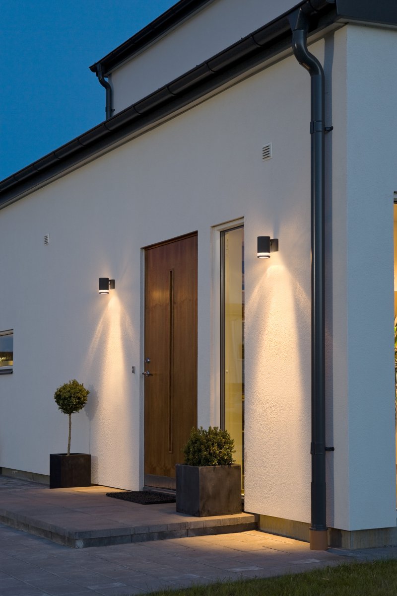 Modena Noir lampe d’extérieur De Konstsmide - Son &eacute;clairage directionnel cr&eacute;e un jeu de lumi&egrave;re saisissant et contribue &agrave; une ambiance chaleureuse aux entr&eacute;es, patios et fa&ccedil;ades.