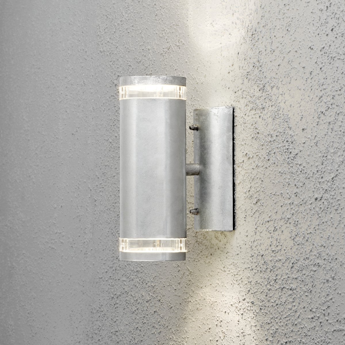 Modena II Galvanisé lampe d’extérieur De Konstsmide - La lumi&egrave;re, diffus&eacute;e vers le haut et vers le bas, projette un jeu d'&eacute;clairage d&eacute;coratif et saisissant qui met en valeur la fa&ccedil;ade et cr&eacute;e une ambiance chaleureuse dans le jardin.
