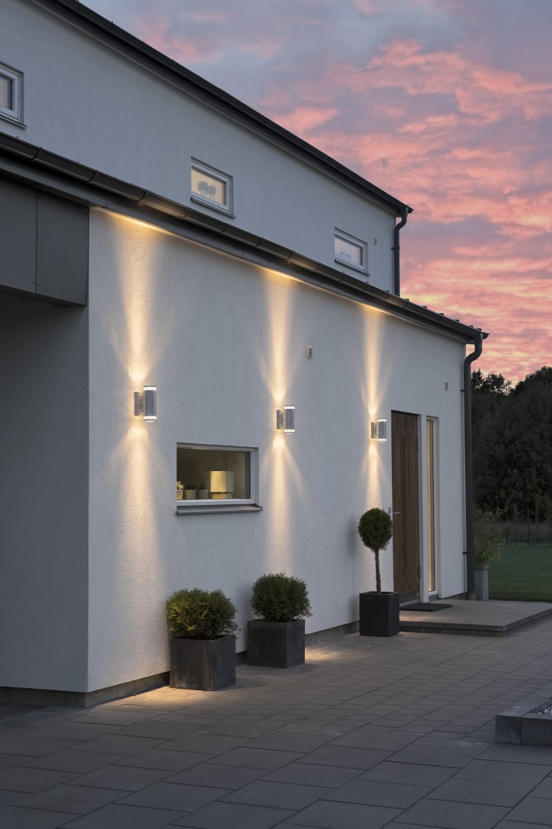 Modena II Galvanisé lampe d’extérieur De Konstsmide - La lumi&egrave;re, diffus&eacute;e vers le haut et vers le bas, projette un jeu d'&eacute;clairage d&eacute;coratif et saisissant qui met en valeur la fa&ccedil;ade et cr&eacute;e une ambiance chaleureuse dans le jardin.