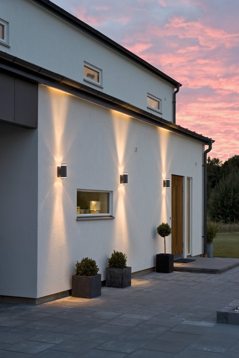 Modena II Noir lampe d’extérieur De Konstsmide - La lumi&egrave;re, diffus&eacute;e vers le haut et vers le bas, offre un &eacute;clairage d&eacute;coratif et efficace qui met en valeur la fa&ccedil;ade et cr&eacute;e une ambiance chaleureuse dans le jardin.