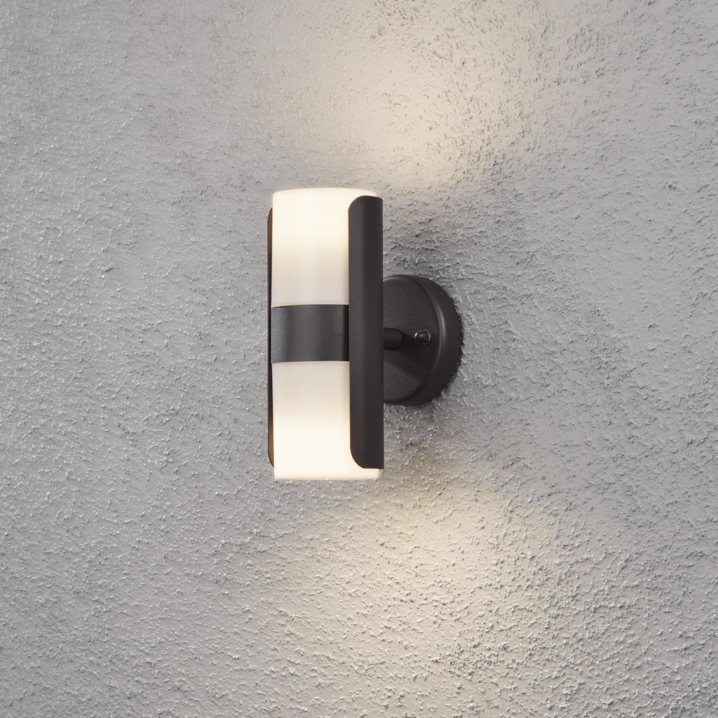 Modena Noir lampe d’extérieur De Konstsmide - La lampe fournit une lumière agréable et douce qui crée une atmosphère accueillante dans la maison et contribue en même temps à une plus grande sécurité.