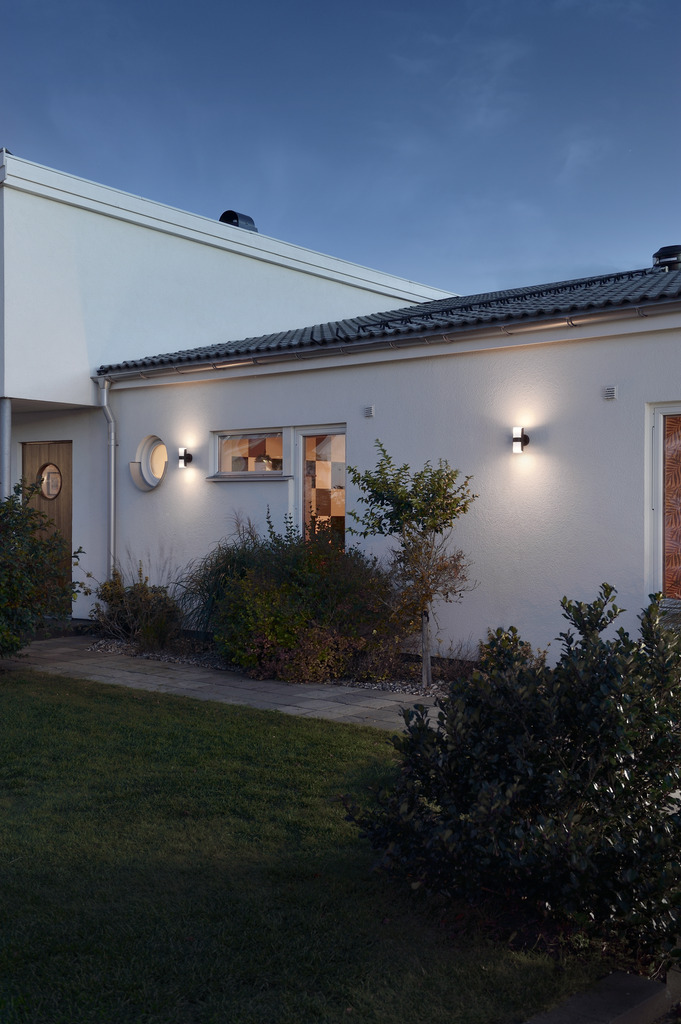 Modena Noir lampe d’extérieur De Konstsmide - La lampe fournit une lumière agréable et douce qui crée une atmosphère accueillante dans la maison et contribue en même temps à une plus grande sécurité.