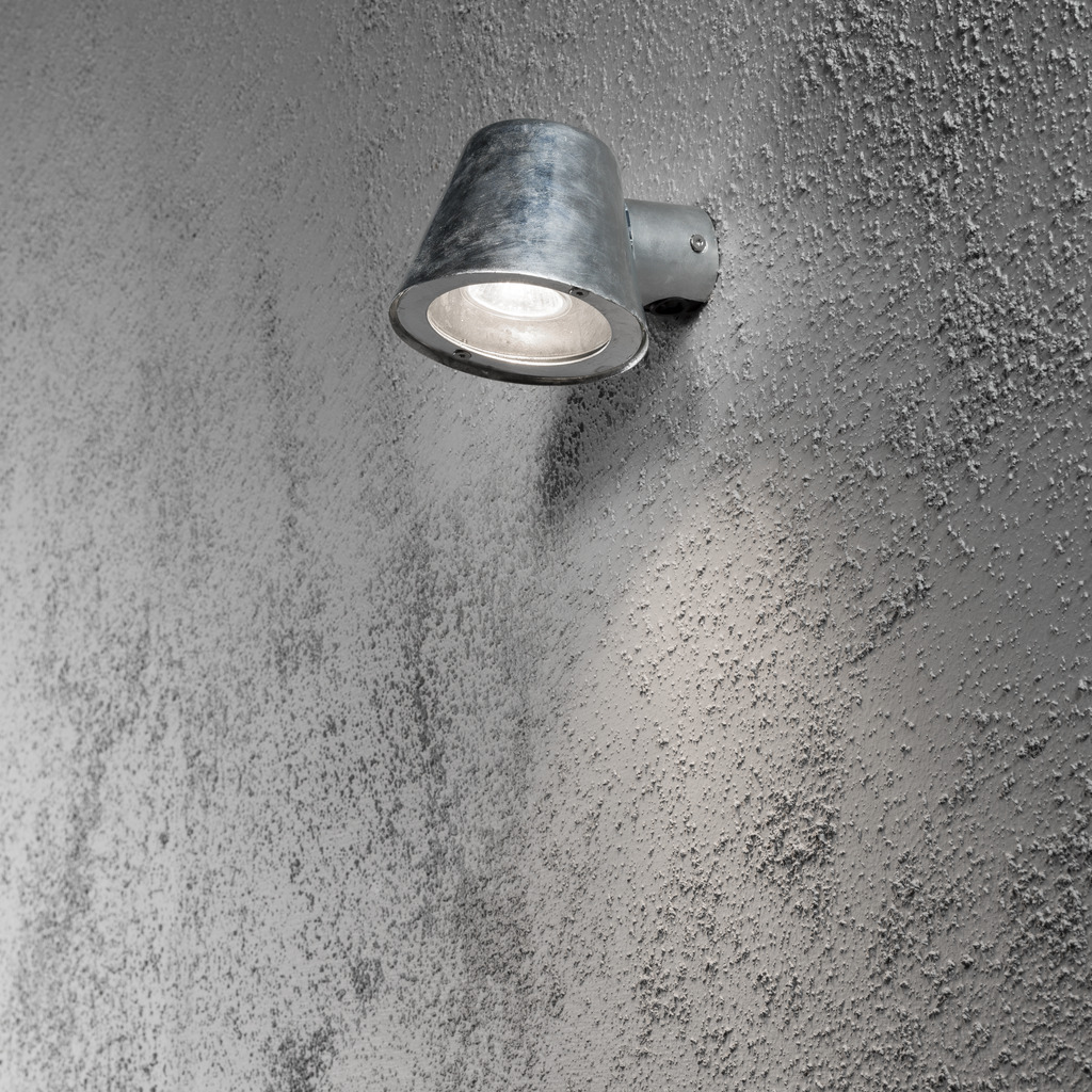 Trieste Acier galvanisé lampe d’extérieur De Konstsmide - La lampe dirige la lumi&egrave;re vers le bas et cr&eacute;e une lueur douce et agr&eacute;able qui offre s&eacute;curit&eacute; et &eacute;l&eacute;gance dans les espaces ext&eacute;rieurs.