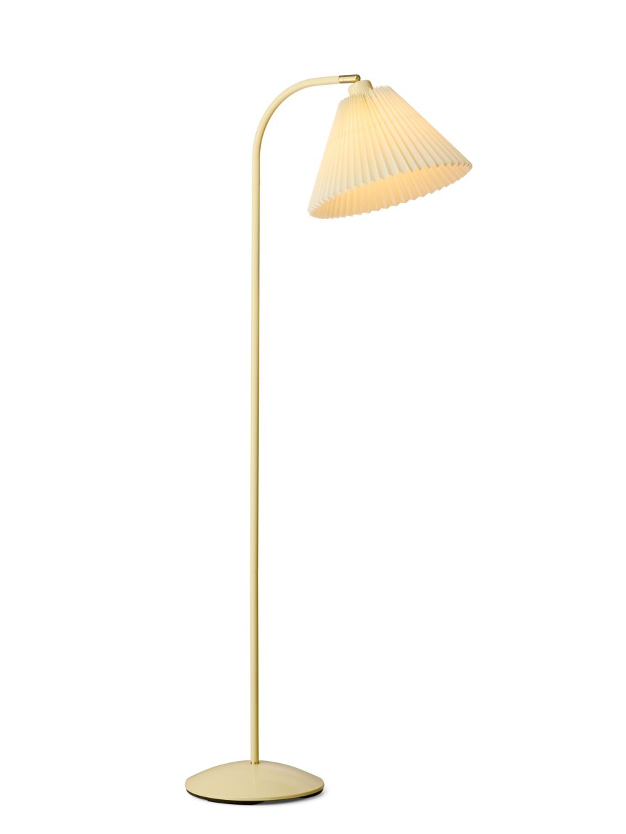 Medina Blanc crémeux lampadaire De Halo Design - Sa structure en métal blanc crème est mise en valeur par un magnifique abat-jour plissé en tissu assorti et des détails décoratifs en laiton.