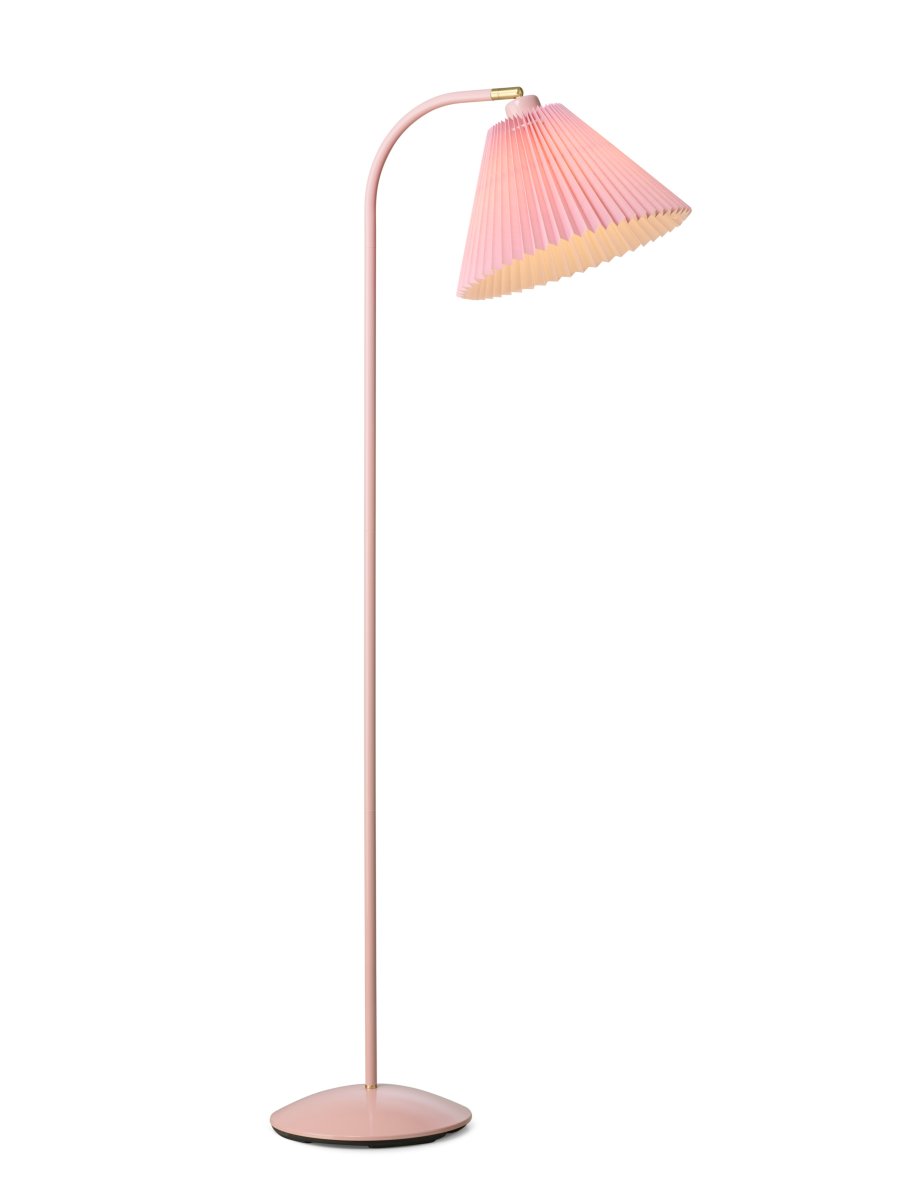 Medina Rose lampadaire De Halo Design - Sa structure en métal rose est mise en valeur par un magnifique abat-jour plissé en tissu assorti et des détails décoratifs en laiton.