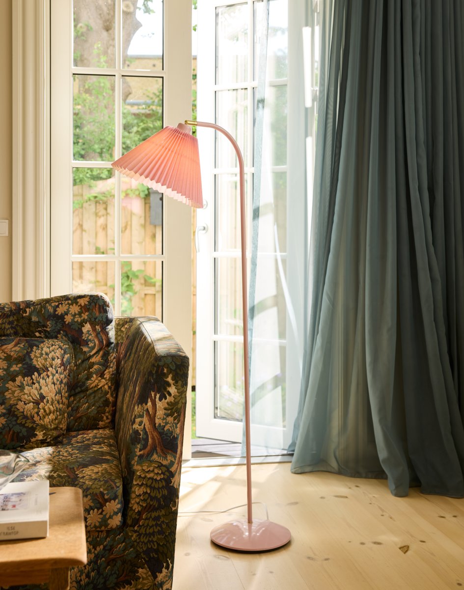 Medina Rose lampadaire De Halo Design - Sa structure en métal rose est mise en valeur par un magnifique abat-jour plissé en tissu assorti et des détails décoratifs en laiton.