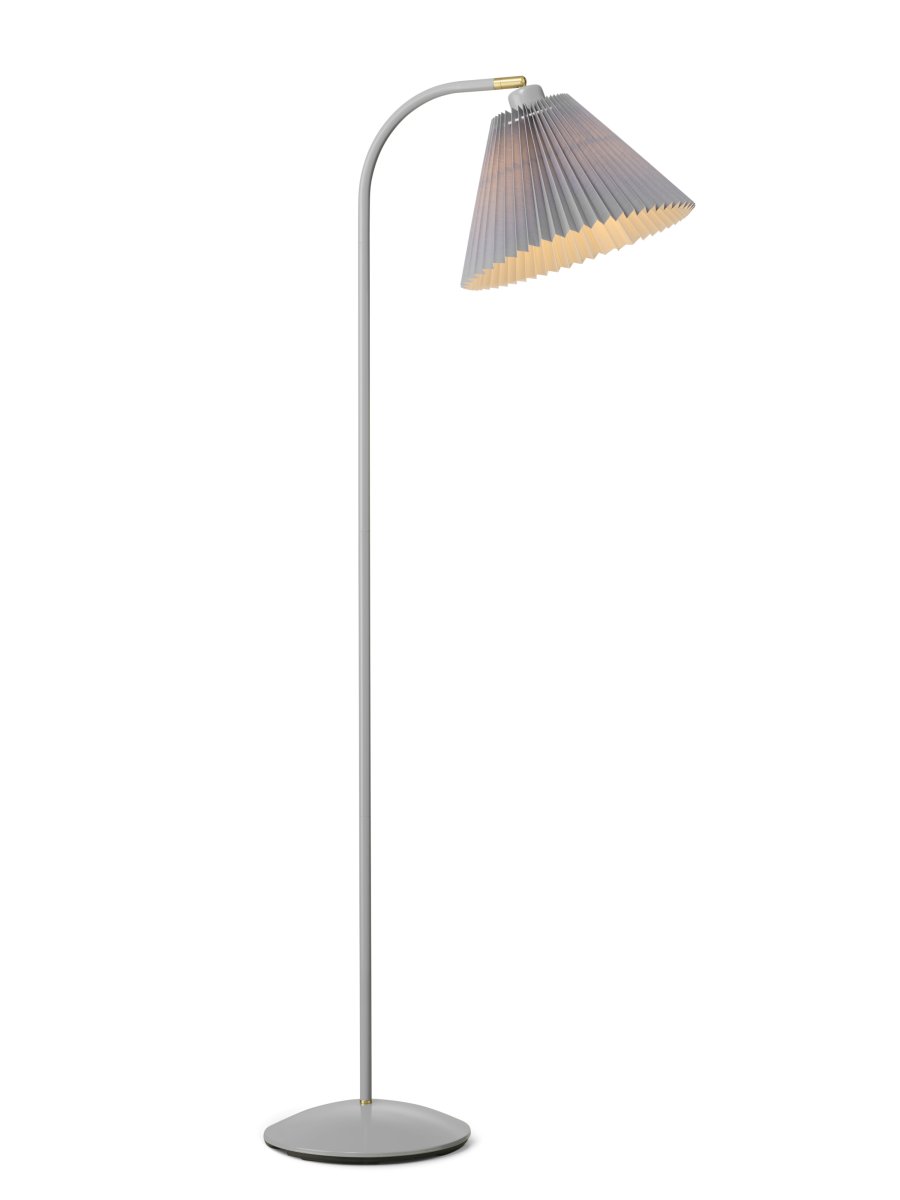 Medina Gris lampadaire De Halo Design - Sa structure en métal gris est mise en valeur par un magnifique abat-jour plissé en tissu assorti et des détails décoratifs en laiton.
