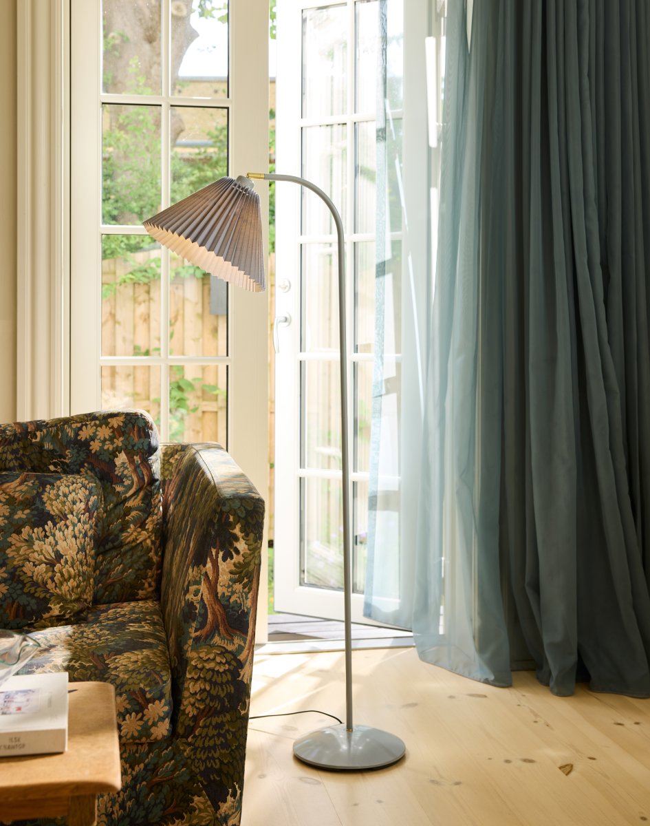 Medina Gris lampadaire De Halo Design - Sa structure en métal gris est mise en valeur par un magnifique abat-jour plissé en tissu assorti et des détails décoratifs en laiton.